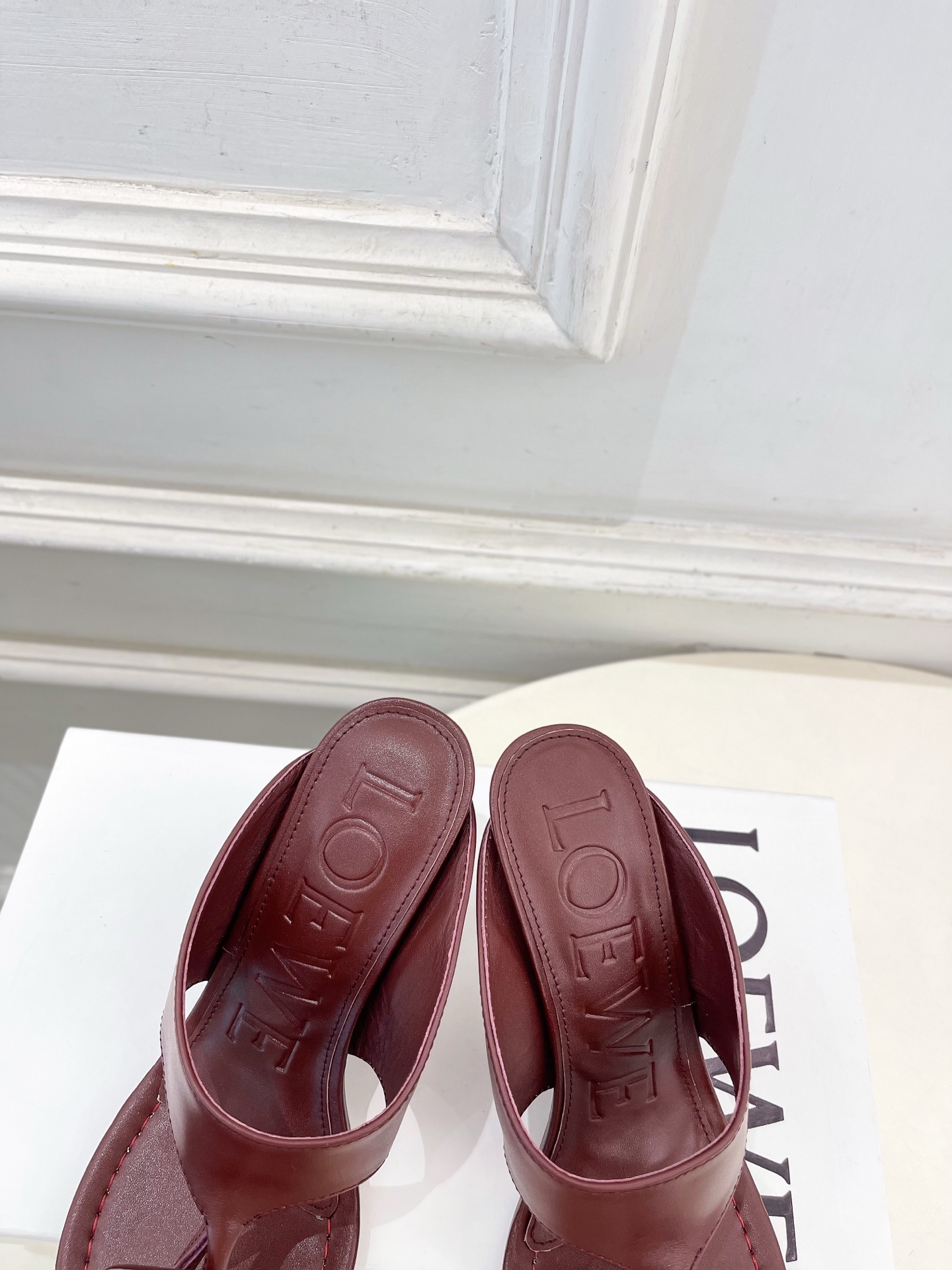 LOEWE 罗意威 2026春夏新品 Toggle 夹脚人字高跟拖鞋—————————LOEWE作为这两