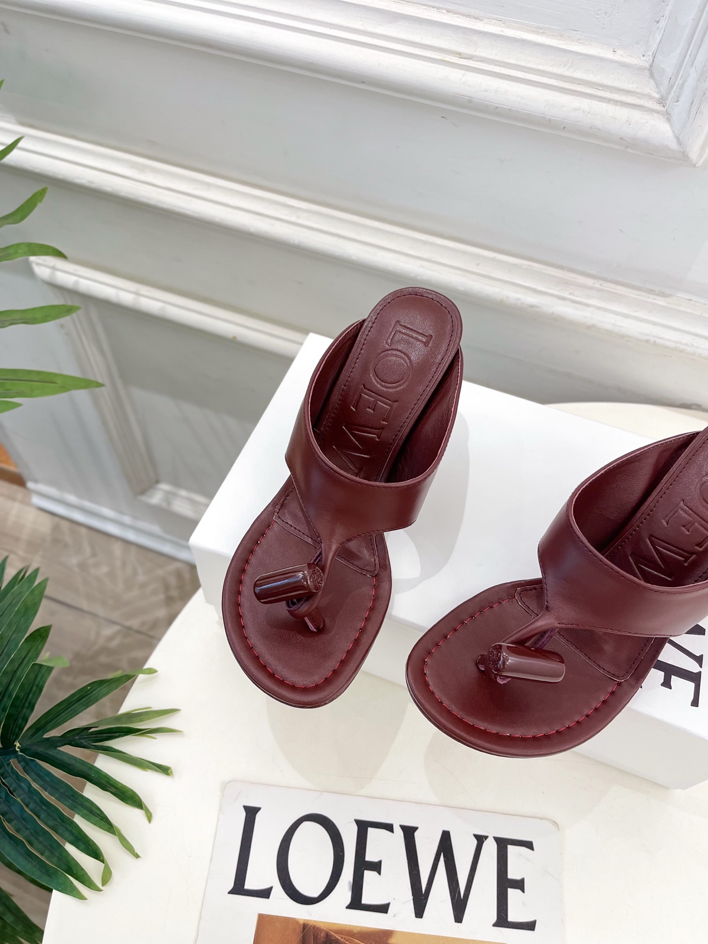 LOEWE 罗意威 2026春夏新品 Toggle 夹脚人字高跟拖鞋—————————LOEWE作为这两