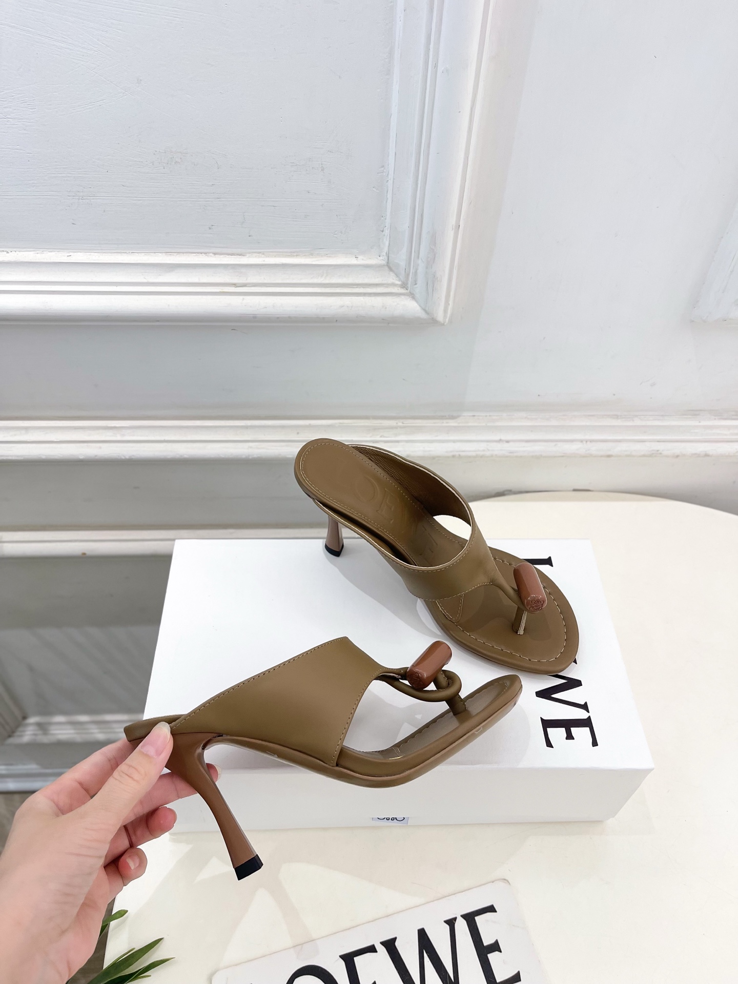LOEWE 罗意威 2026春夏新品 Toggle 夹脚人字高跟拖鞋—————————LOEWE作为这两