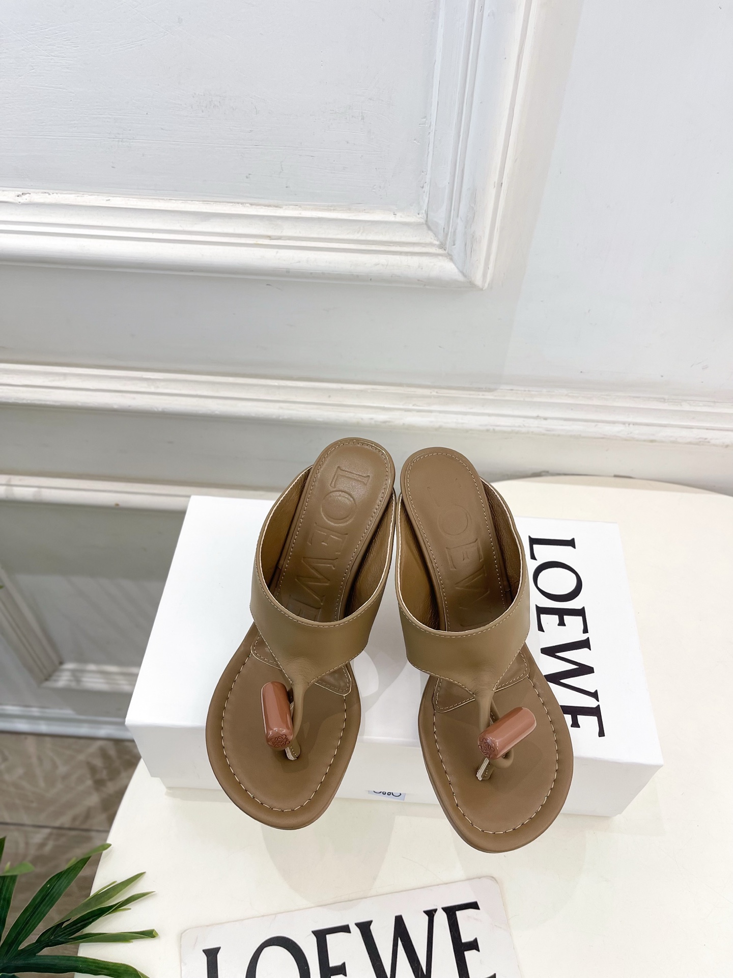 NO:816215,LOEWE 2026 spring and summer new products Toggle flip-flop high-heeled slippers ————————— LOEWE, as the most popular designer brand in the past two years, has simple design, clever details, fresh and refined!  If you don’t want to hit the streets with random styles, you can check out this brand. It’s relatively niche but is so easy to match. You can see this brand everywhere on Instagram and Xiaohongshu!  BS original one-to-one customization, original specific calfskin upper, imported goatskin lining, original imported genuine leather outsole, high heel flat/4.5cm, size 35~39 (40.41.42 custom made, non-returnable), flat, mid-heel, No. 5044, split-toe shoes, loewe, loewe, slippers, cowhide, sheepskin, Leather soles19860909LOEWE 罗意威 2026春夏新品 Toggle 夹脚人字高跟拖鞋 ————————— LOEWE作为这两年最受欢迎的设计师牌,设计简单、细节巧妙、清新脱俗！ 不想满大街撞款的可以看看这个品牌,比较小众却又是那么好搭配,ins、小红书随处可见这个品牌的身影 ！BS原版一比一定制 鞋面原版特定小牛皮 内里进口山羊皮 大底原版进口真皮大底 跟高平底/4.5cm 码数35~39(40.41.42订做不退换） 平底、中跟 编号5044,分趾鞋,loewe,loewe,slippers,cowhide,sheepskin,Leather soles,Women's Shoes
