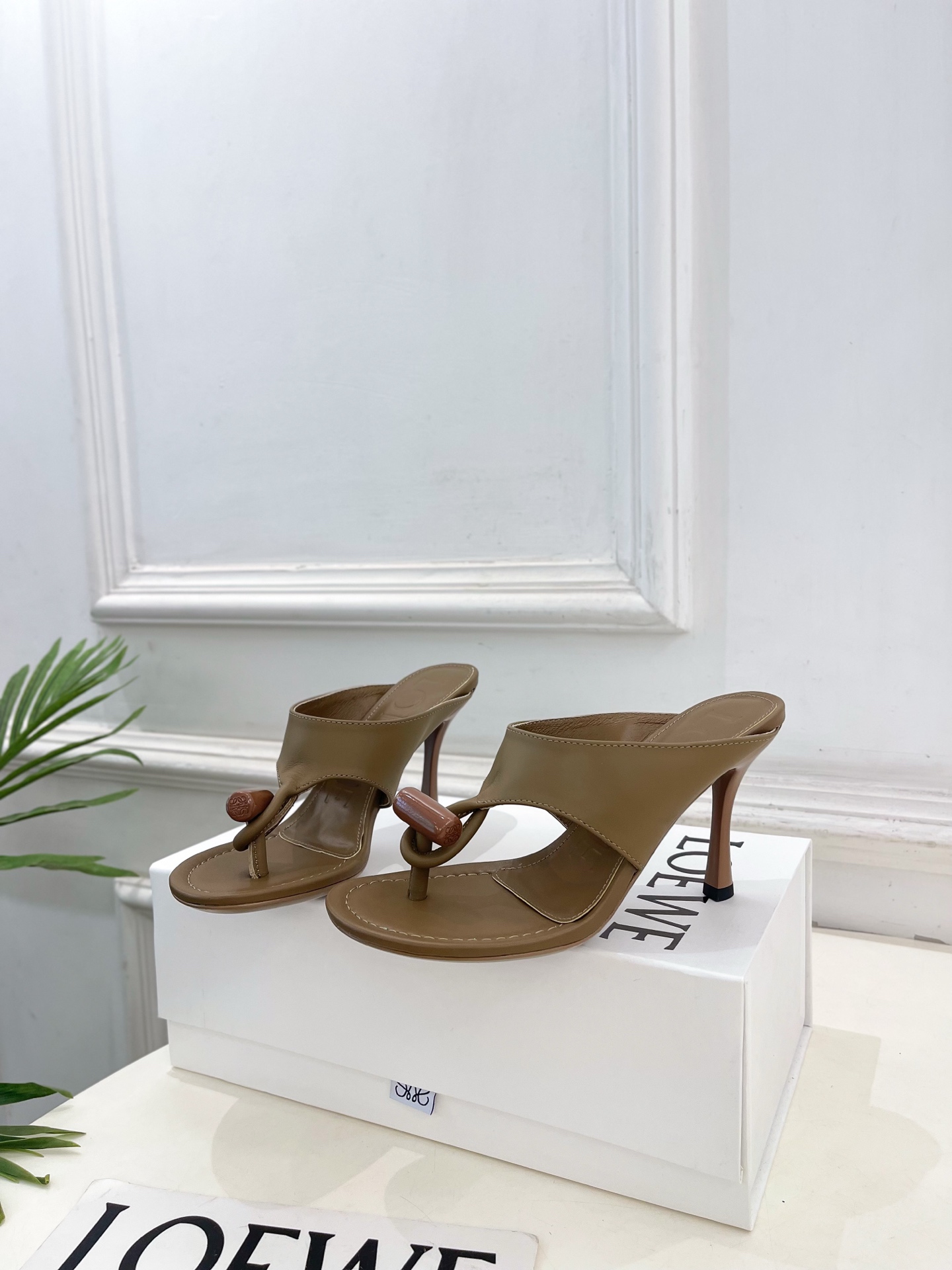 LOEWE 罗意威 2026春夏新品 Toggle 夹脚人字高跟拖鞋—————————LOEWE作为这两