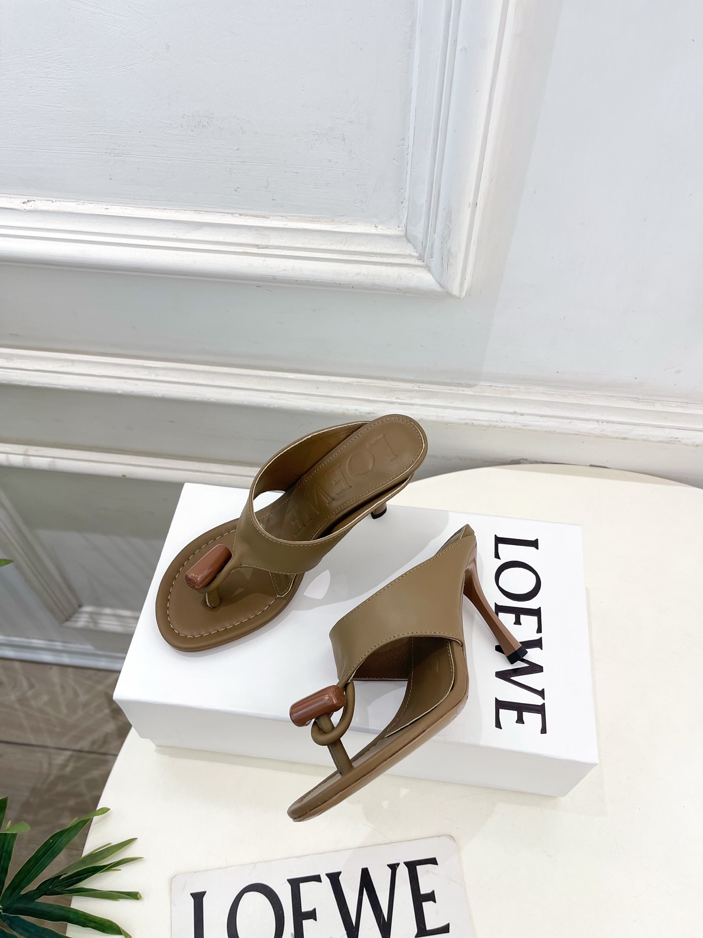 LOEWE 罗意威 2026春夏新品 Toggle 夹脚人字高跟拖鞋—————————LOEWE作为这两