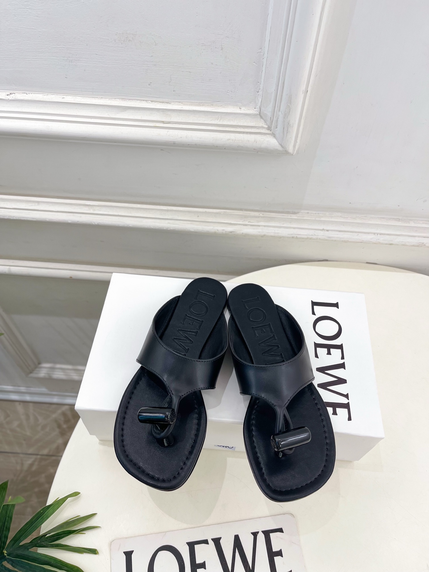LOEWE 罗意威 2026春夏新品  Toggle 夹脚平底拖鞋—————————LOEWE作为这两年