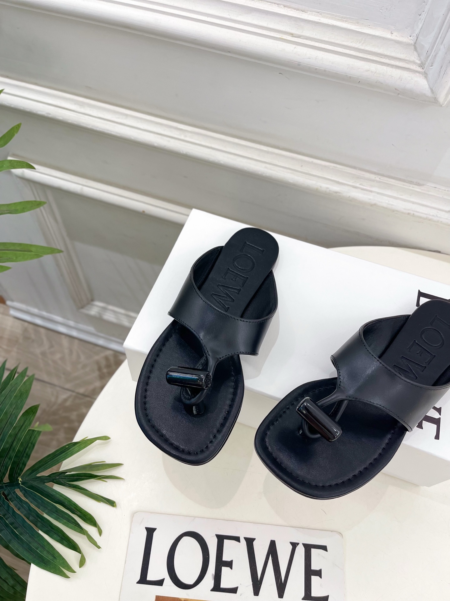 LOEWE 罗意威 2026春夏新品  Toggle 夹脚平底拖鞋—————————LOEWE作为这两年