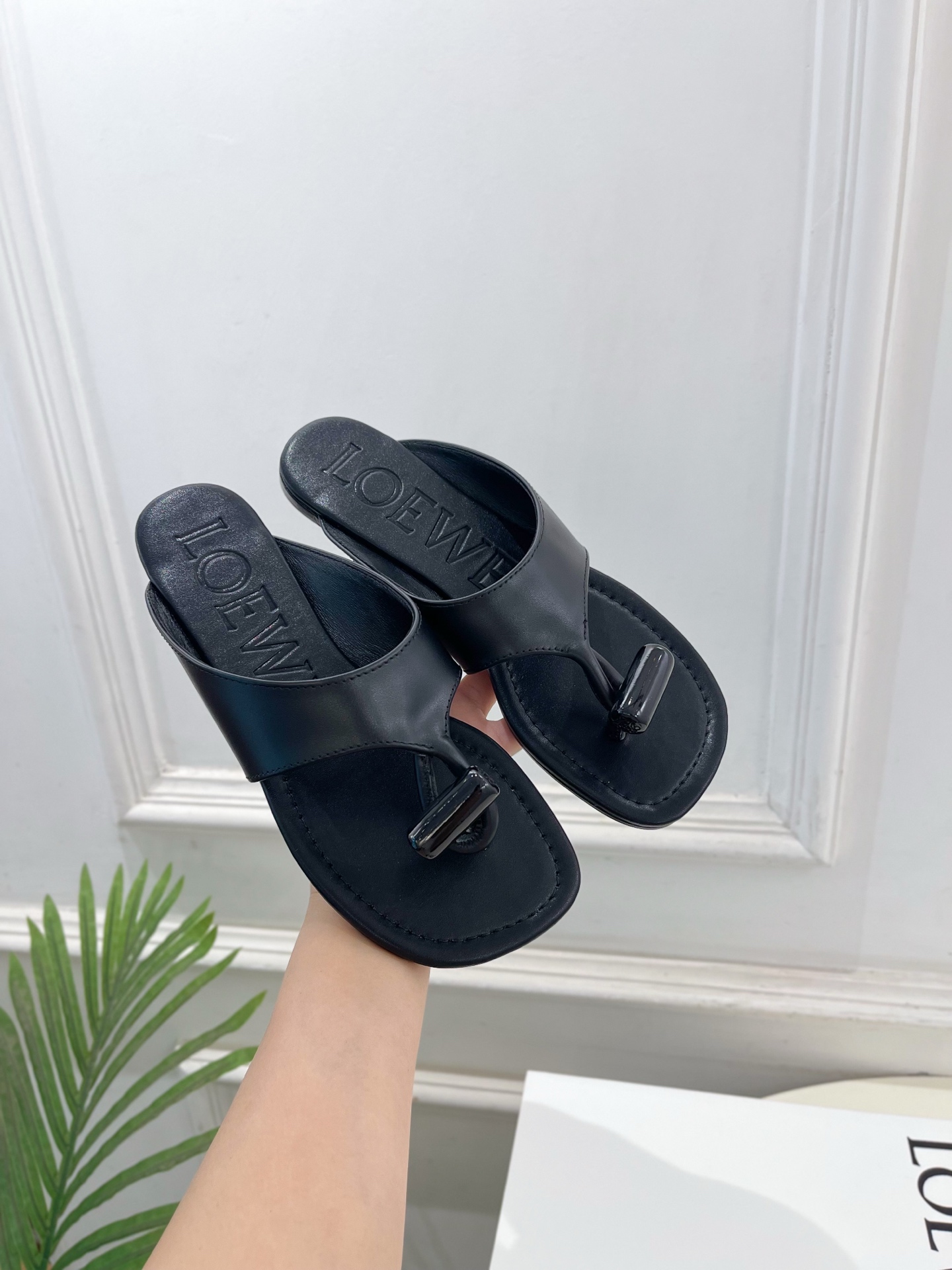 LOEWE 罗意威 2026春夏新品  Toggle 夹脚平底拖鞋—————————LOEWE作为这两年