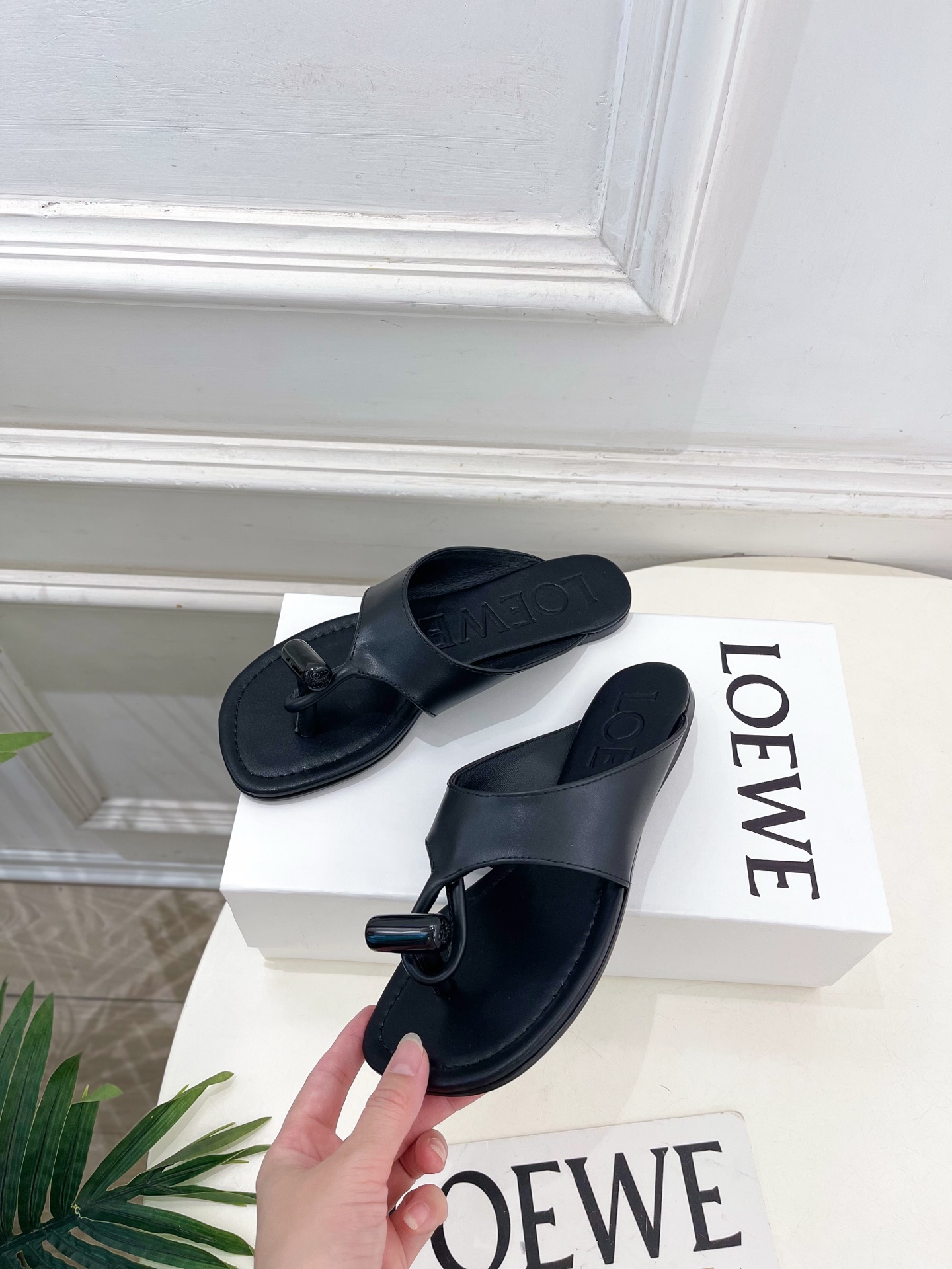 LOEWE 罗意威 2026春夏新品  Toggle 夹脚平底拖鞋—————————LOEWE作为这两年