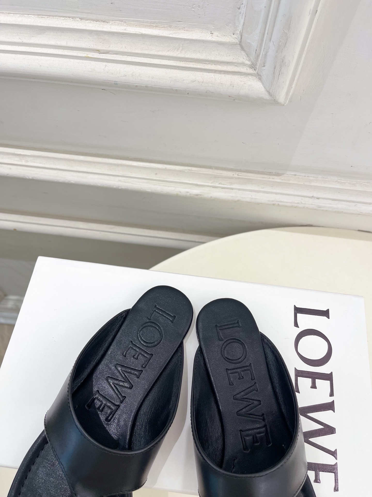 LOEWE 罗意威 2026春夏新品  Toggle 夹脚平底拖鞋—————————LOEWE作为这两年