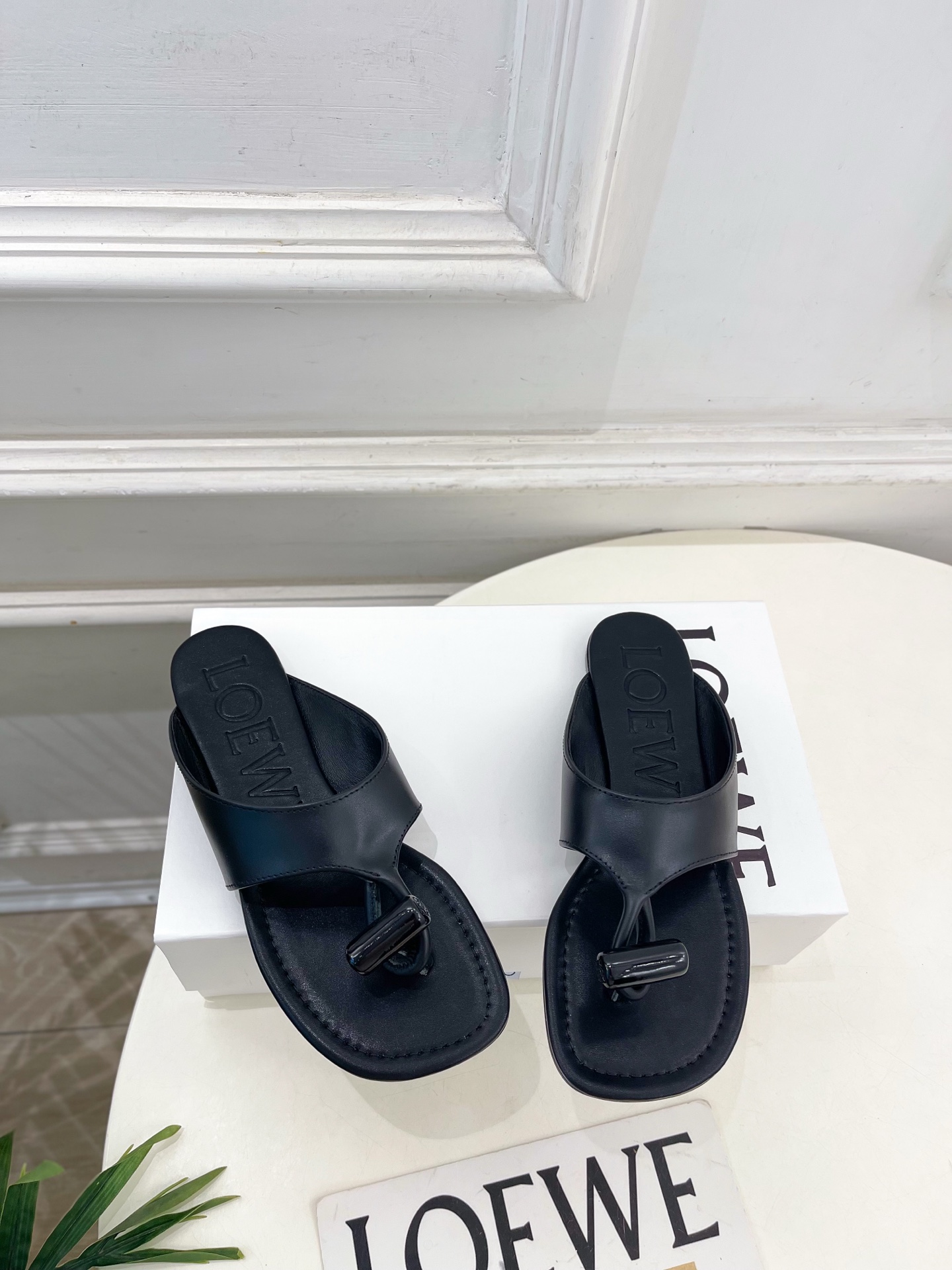LOEWE 罗意威 2026春夏新品  Toggle 夹脚平底拖鞋—————————LOEWE作为这两年