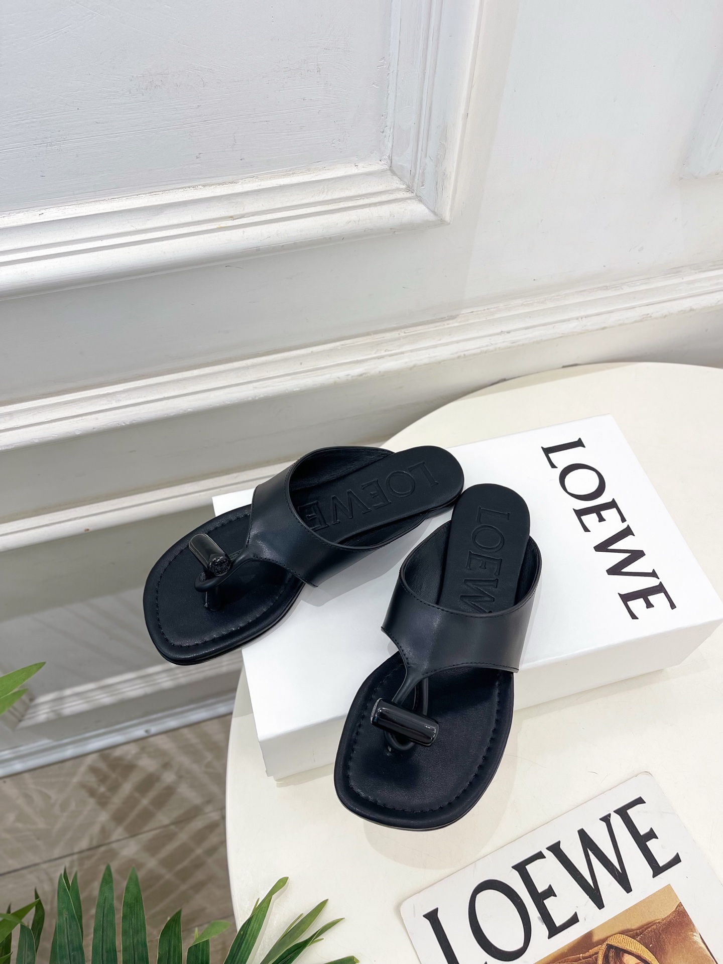 LOEWE 罗意威 2026春夏新品  Toggle 夹脚平底拖鞋—————————LOEWE作为这两年