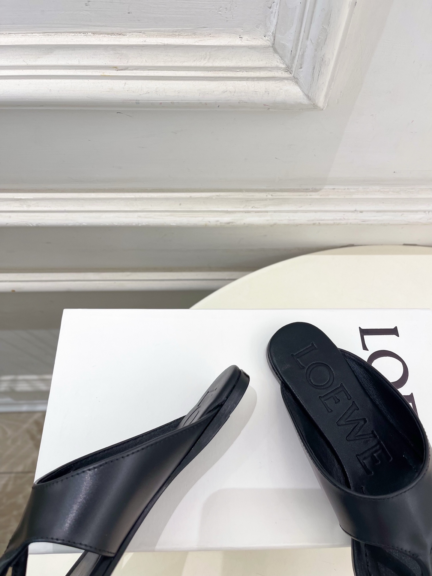 LOEWE 罗意威 2026春夏新品  Toggle 夹脚平底拖鞋—————————LOEWE作为这两年