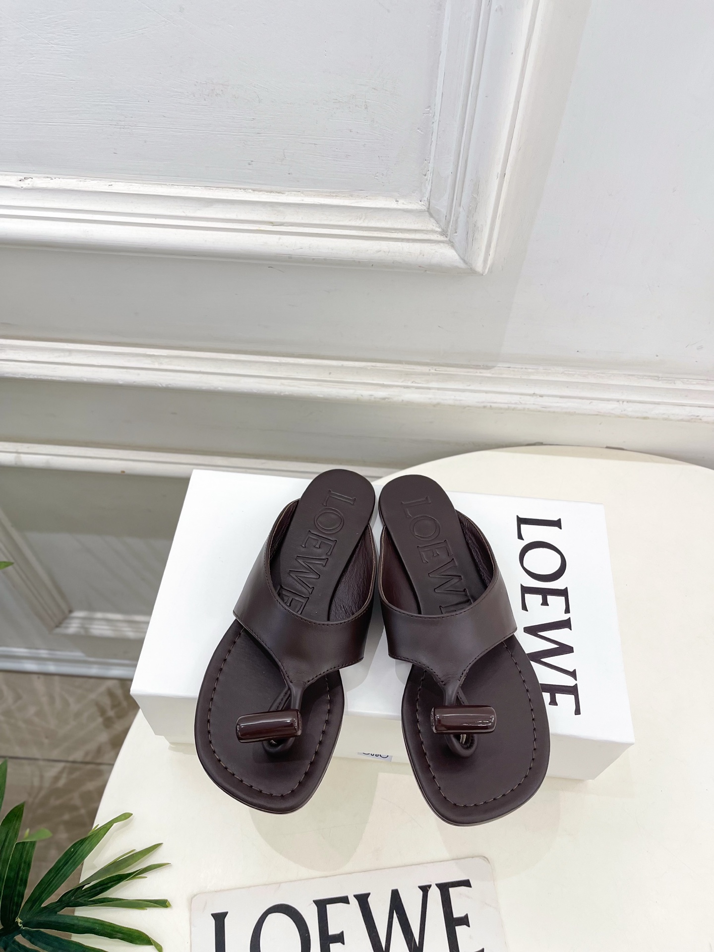 LOEWE 罗意威 2026春夏新品  Toggle 夹脚平底拖鞋—————————LOEWE作为这两年