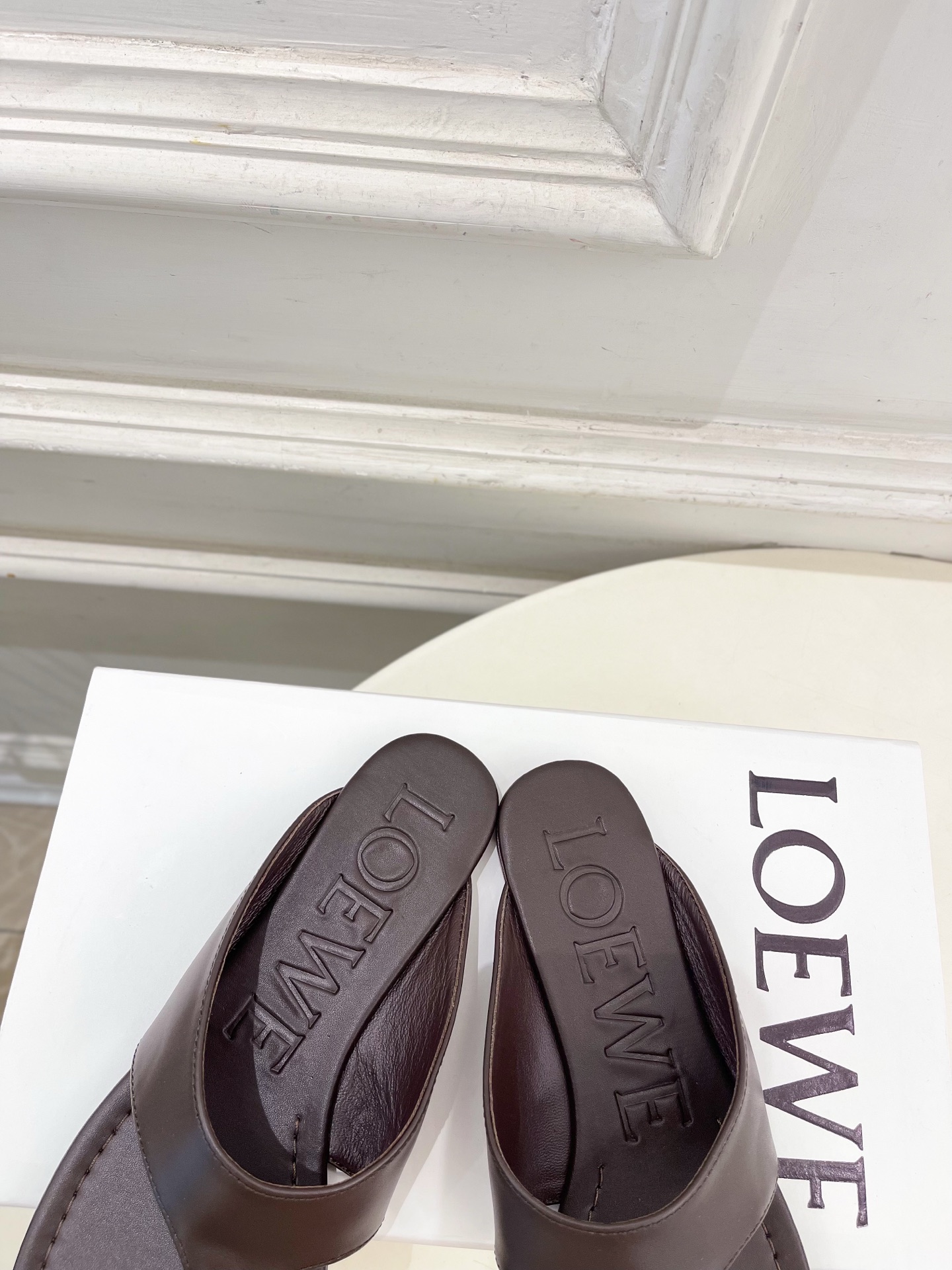 LOEWE 罗意威 2026春夏新品  Toggle 夹脚平底拖鞋—————————LOEWE作为这两年