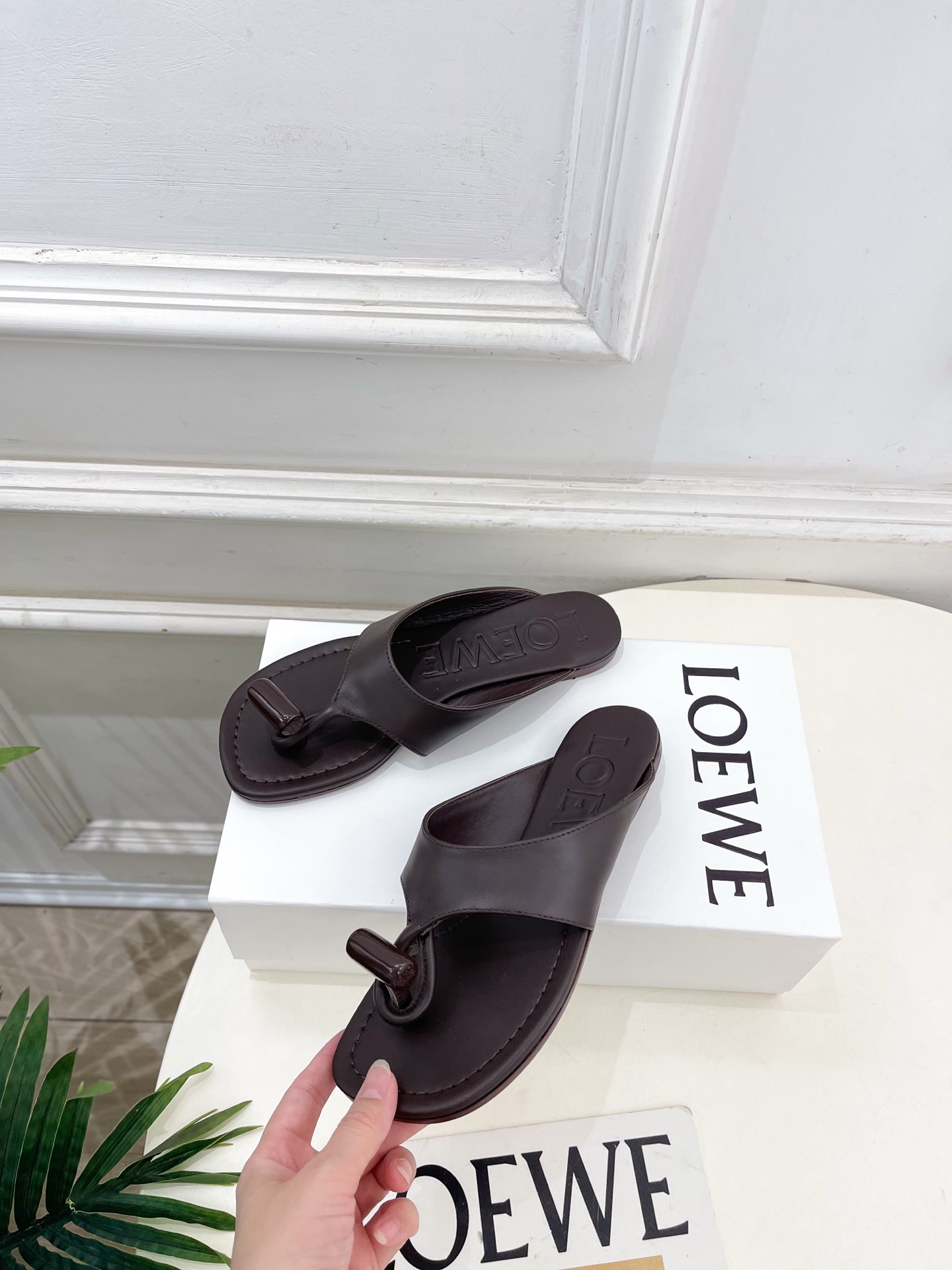 LOEWE 罗意威 2026春夏新品  Toggle 夹脚平底拖鞋—————————LOEWE作为这两年