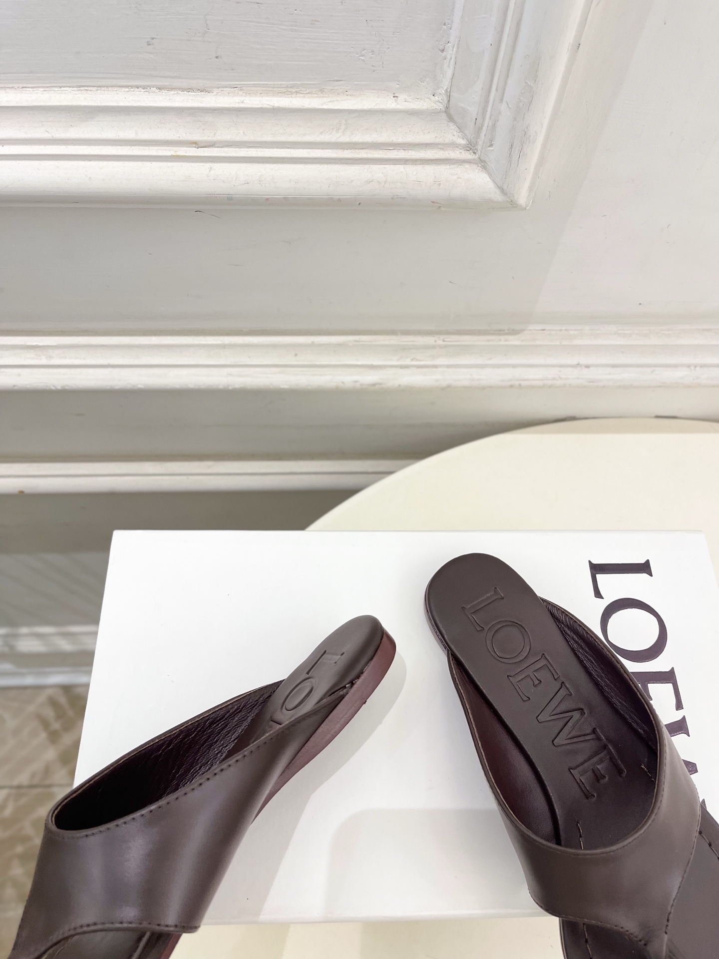 LOEWE 罗意威 2026春夏新品  Toggle 夹脚平底拖鞋—————————LOEWE作为这两年