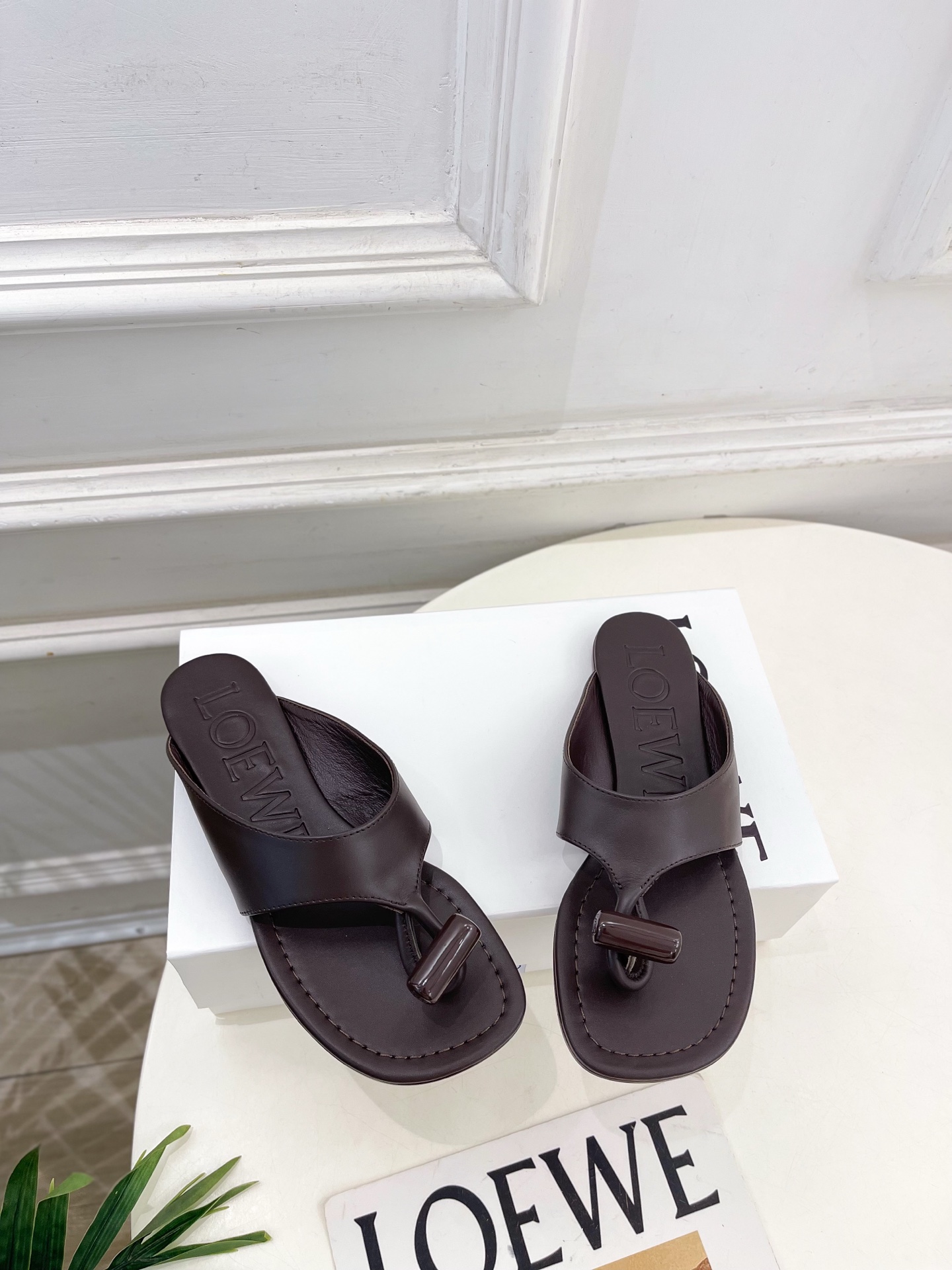 LOEWE 罗意威 2026春夏新品  Toggle 夹脚平底拖鞋—————————LOEWE作为这两年