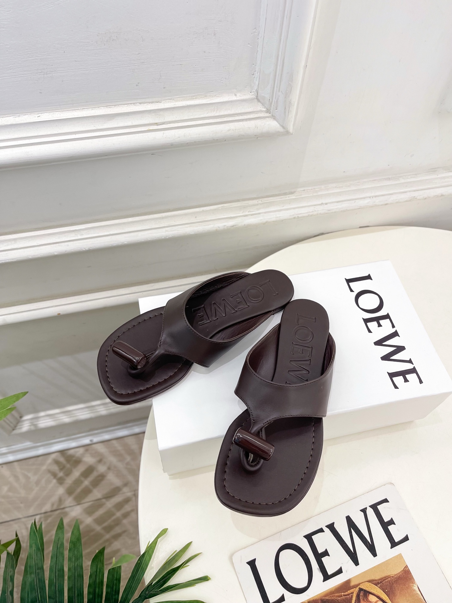 LOEWE 罗意威 2026春夏新品  Toggle 夹脚平底拖鞋—————————LOEWE作为这两年