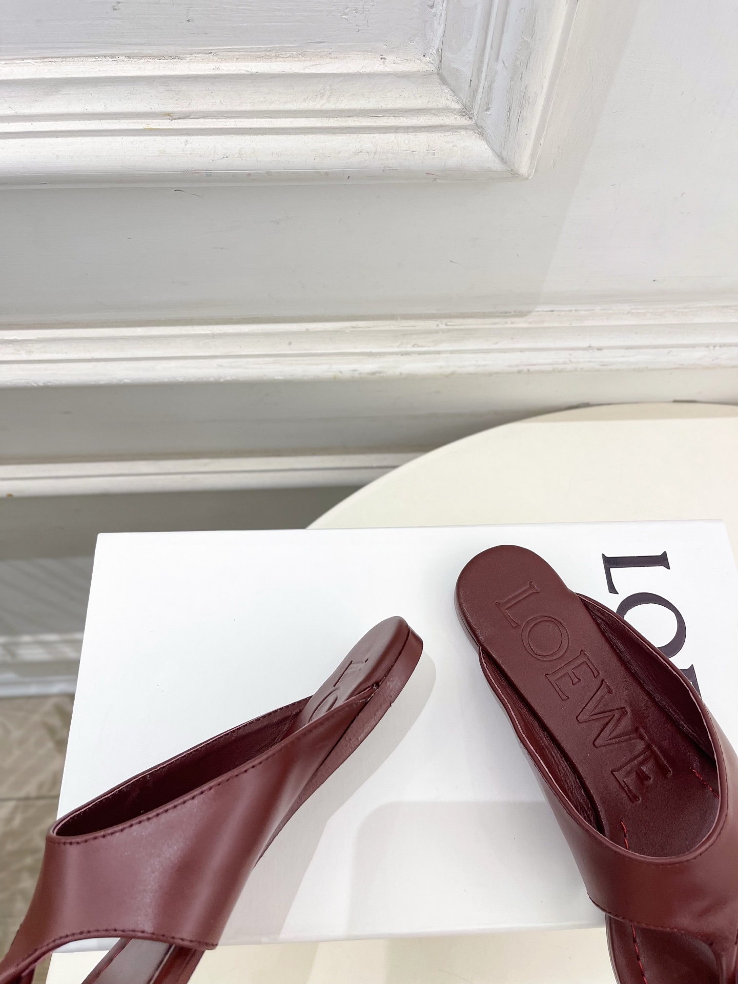 LOEWE 罗意威 2026春夏新品  Toggle 夹脚平底拖鞋—————————LOEWE作为这两年