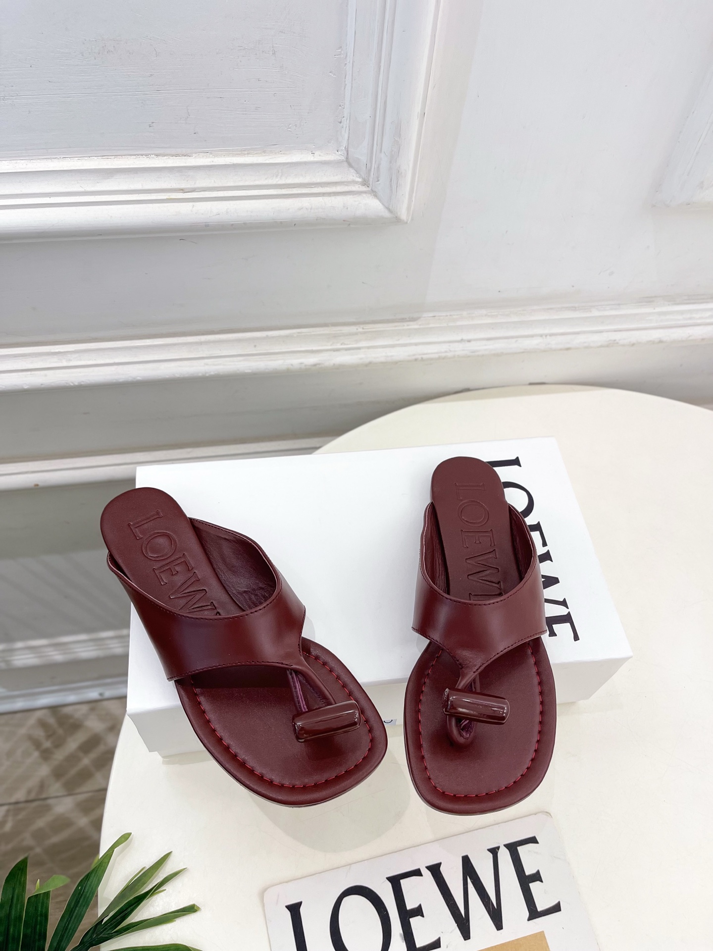 LOEWE 罗意威 2026春夏新品  Toggle 夹脚平底拖鞋—————————LOEWE作为这两年
