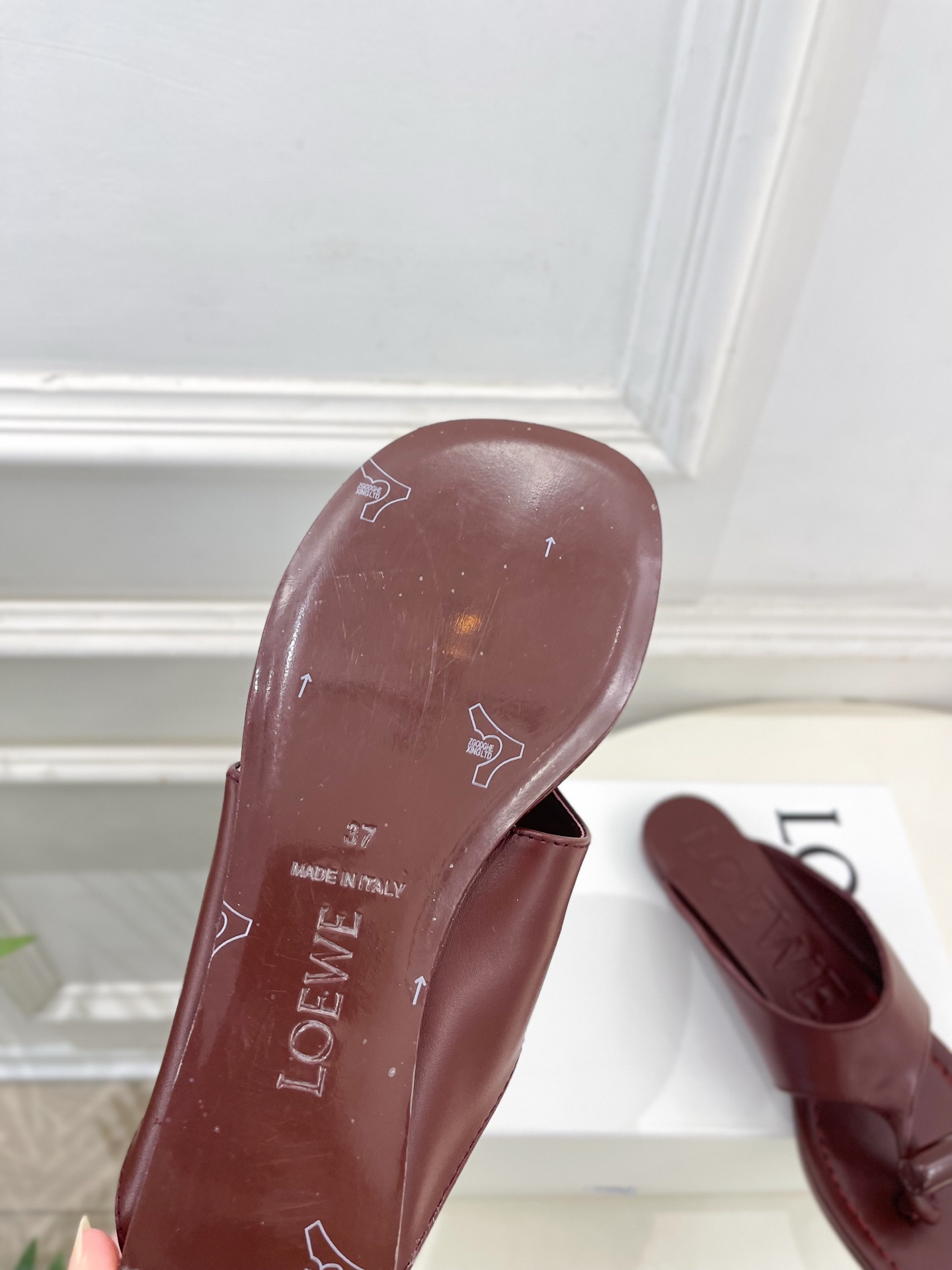 LOEWE 罗意威 2026春夏新品  Toggle 夹脚平底拖鞋—————————LOEWE作为这两年