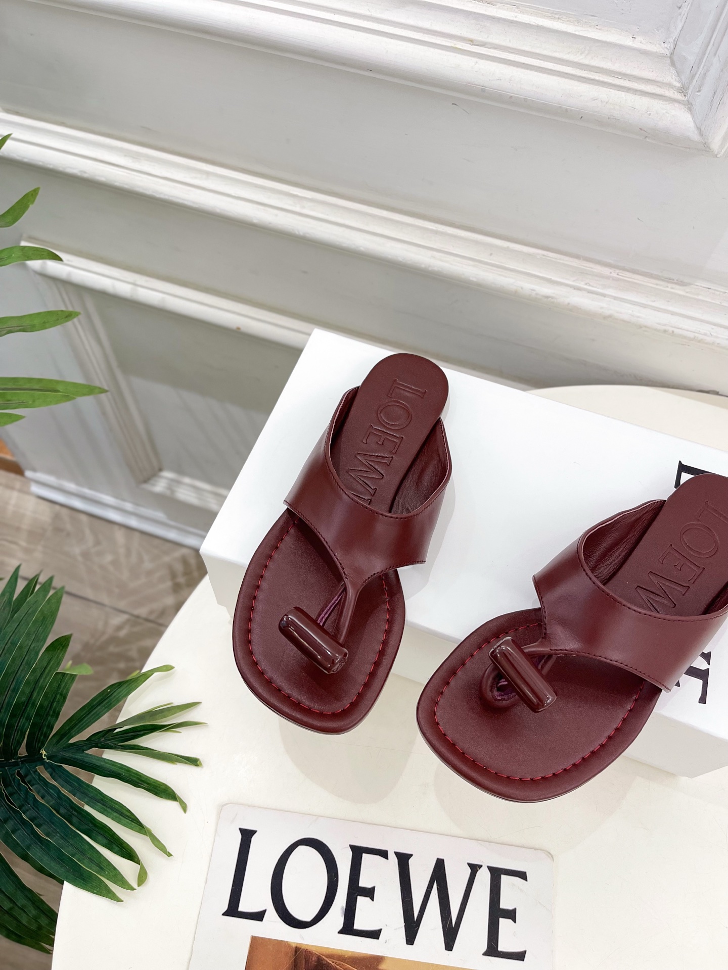 LOEWE 罗意威 2026春夏新品  Toggle 夹脚平底拖鞋—————————LOEWE作为这两年