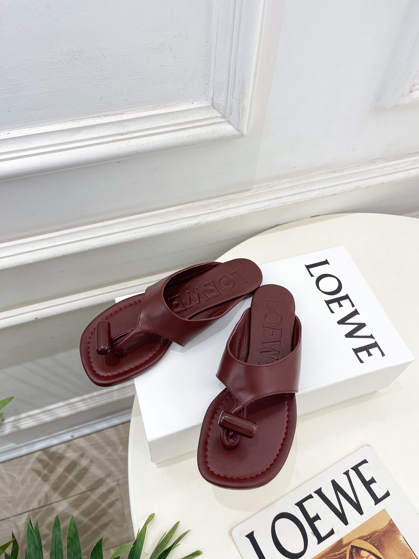 LOEWE 罗意威 2026春夏新品  Toggle 夹脚平底拖鞋—————————LOEWE作为这两年
