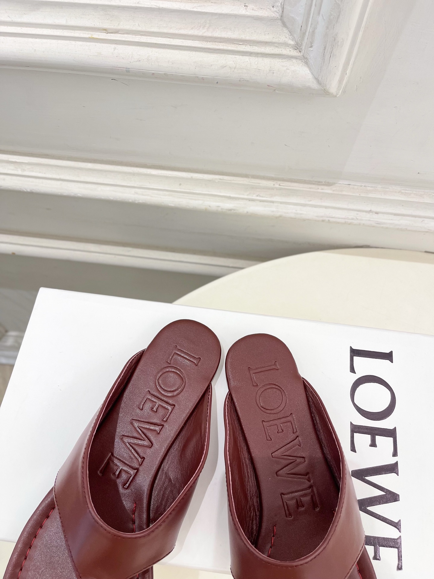 LOEWE 罗意威 2026春夏新品  Toggle 夹脚平底拖鞋—————————LOEWE作为这两年