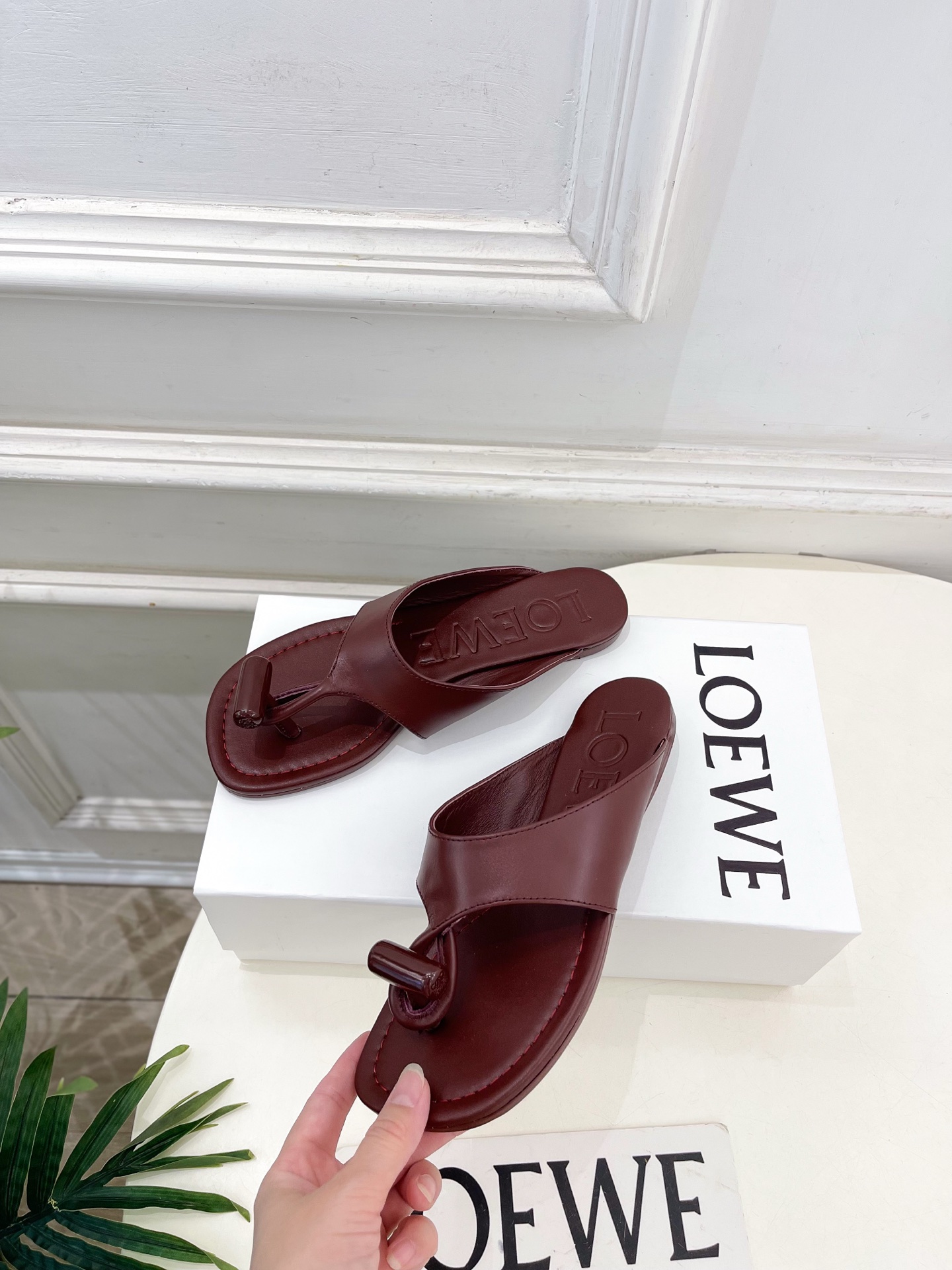 LOEWE 罗意威 2026春夏新品  Toggle 夹脚平底拖鞋—————————LOEWE作为这两年