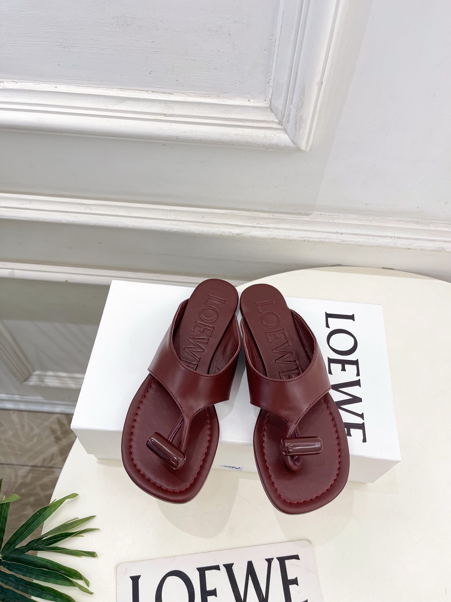 LOEWE 罗意威 2026春夏新品  Toggle 夹脚平底拖鞋—————————LOEWE作为这两年