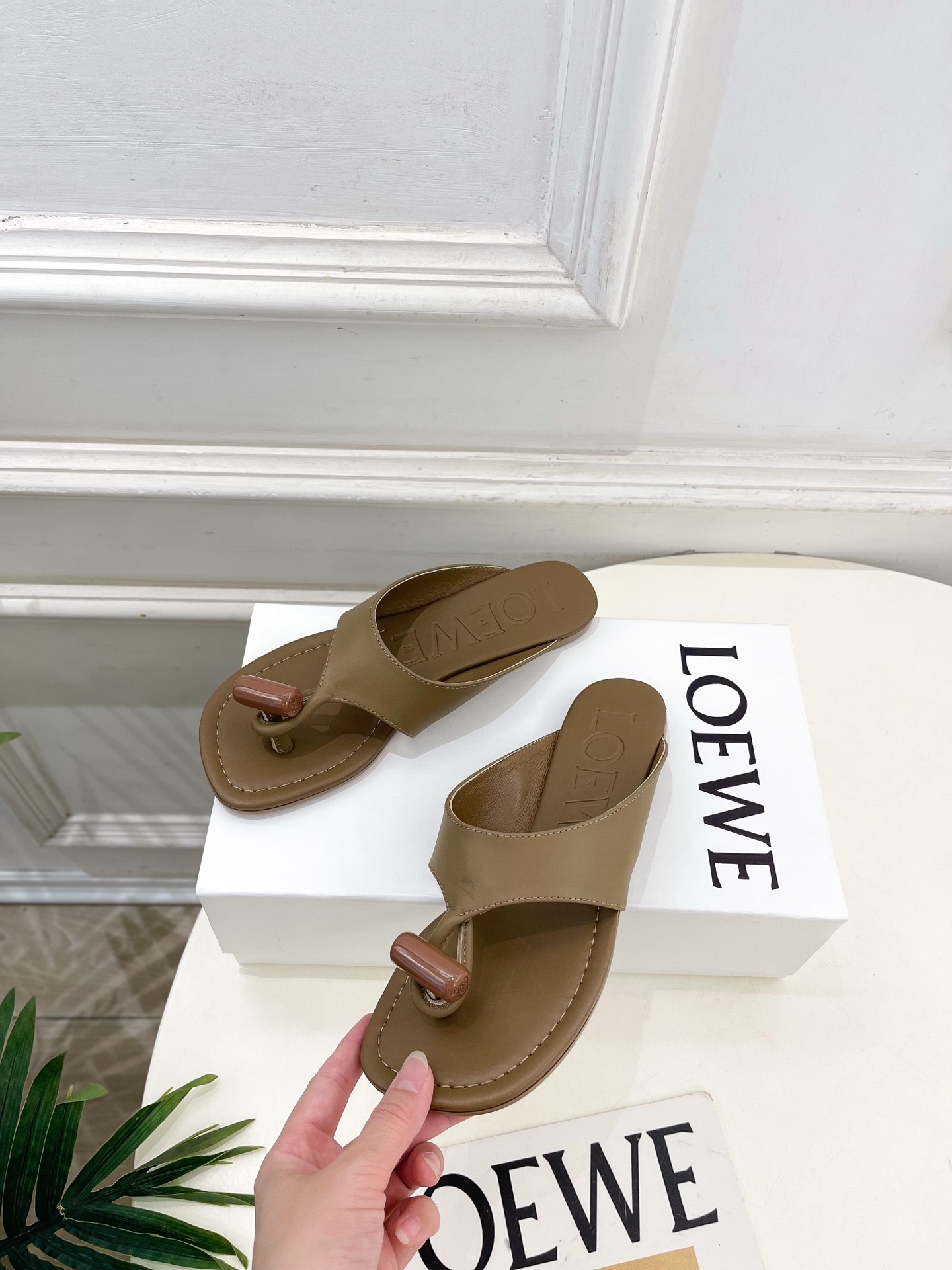 LOEWE 罗意威 2026春夏新品  Toggle 夹脚平底拖鞋—————————LOEWE作为这两年