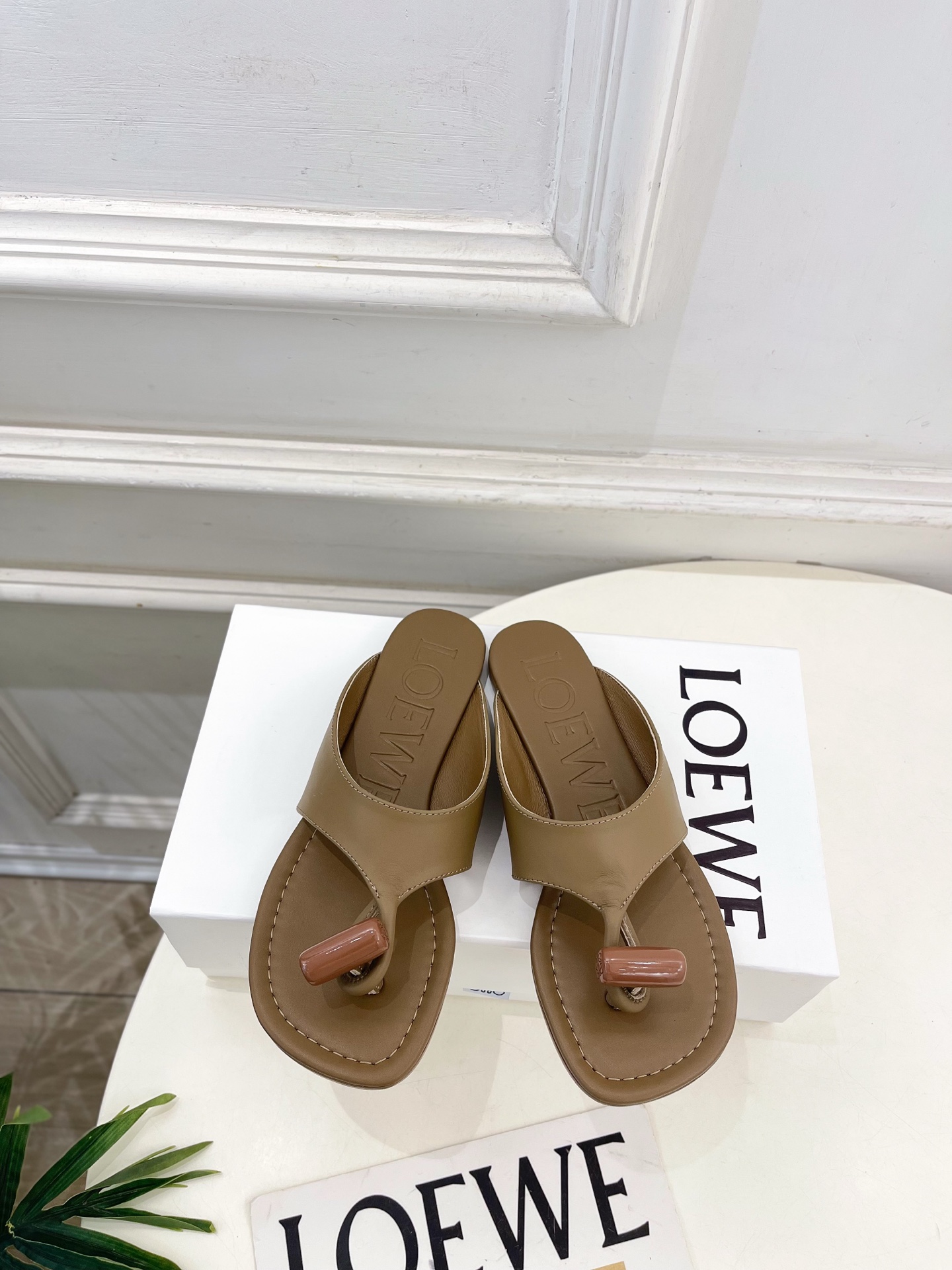 NO:816218,LOEWE 2026 Spring and Summer New Products Toggle Flat Slippers ————————— LOEWE, as the most popular designer brand in the past two years, has simple design, clever details, fresh and refined!  If you don’t want to hit the streets with random styles, you can check out this brand. It’s relatively niche but is so easy to match. You can see this brand everywhere on Instagram and Xiaohongshu!  BS original one-to-one customization, original specific calfskin upper, imported goatskin lining, original imported genuine leather outsole, high heel flat/9cm, size 35~39 (40.41.42 customized, non-refundable), flat sole, high heel, No. 5044, split-toe shoes, loewe, loewe, slippers, cowhide, sheepskin, Leather soles19860909LOEWE 罗意威 2026春夏新品 Toggle 夹脚平底拖鞋 ————————— LOEWE作为这两年最受欢迎的设计师牌,设计简单、细节巧妙、清新脱俗！ 不想满大街撞款的可以看看这个品牌,比较小众却又是那么好搭配,ins、小红书随处可见这个品牌的身影 ！BS原版一比一定制 鞋面原版特定小牛皮 内里进口山羊皮 大底原版进口真皮大底 跟高平底/9cm 码数35~39(40.41.42订做不退换） 平底、高跟 编号5044,分趾鞋,loewe,loewe,slippers,cowhide,sheepskin,Leather soles,Women's Shoes