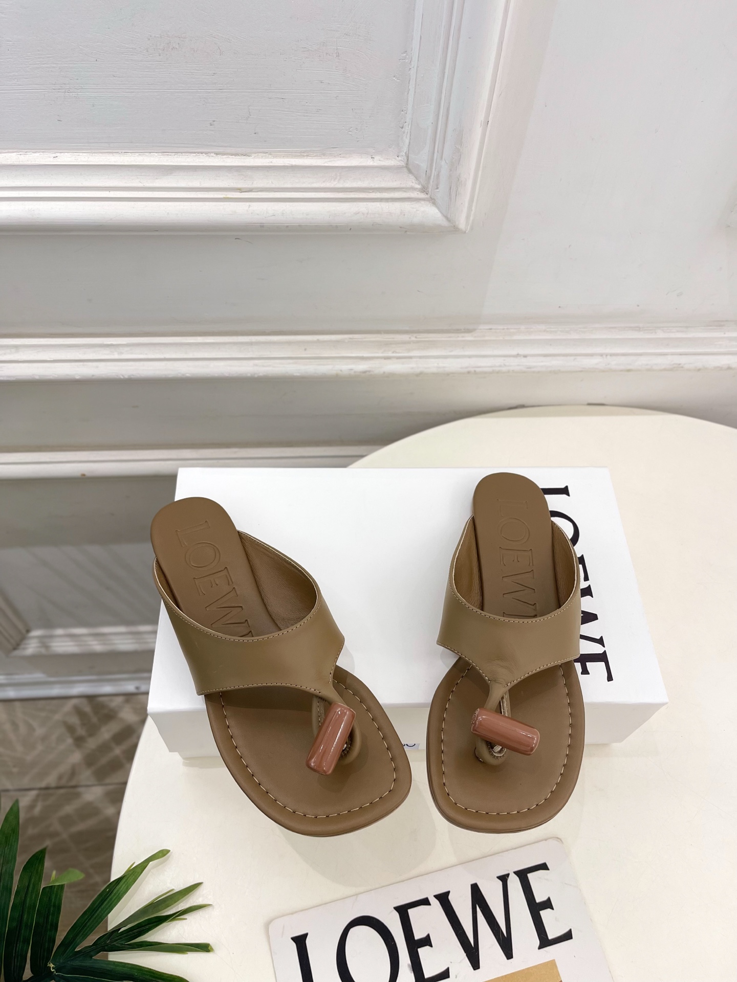 LOEWE 罗意威 2026春夏新品  Toggle 夹脚平底拖鞋—————————LOEWE作为这两年