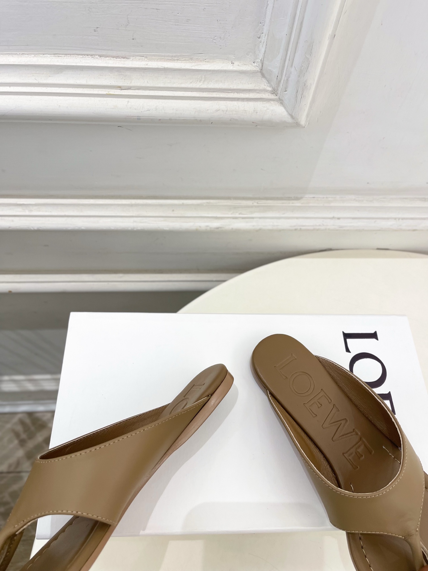 LOEWE 罗意威 2026春夏新品  Toggle 夹脚平底拖鞋—————————LOEWE作为这两年