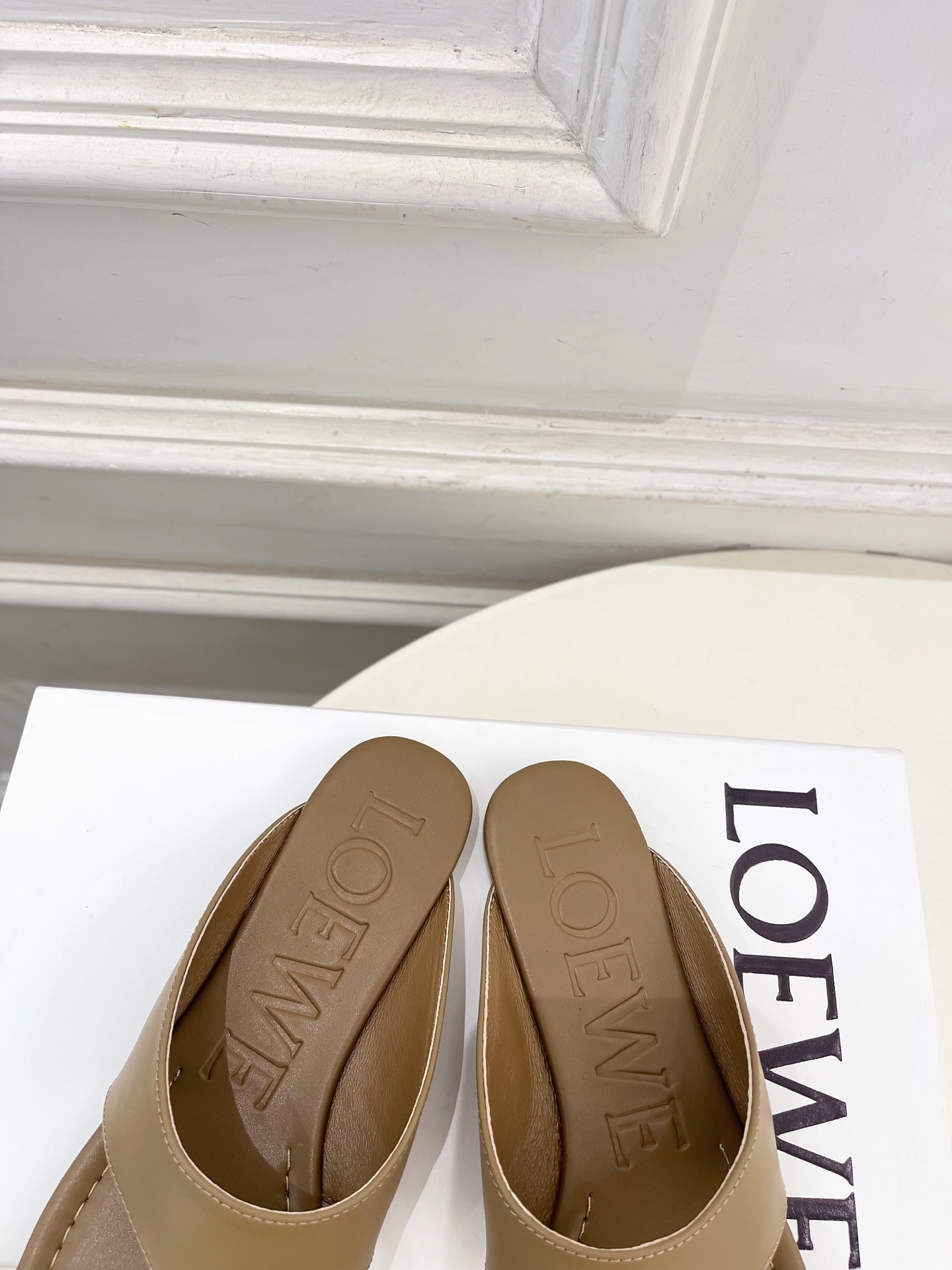 LOEWE 罗意威 2026春夏新品  Toggle 夹脚平底拖鞋—————————LOEWE作为这两年
