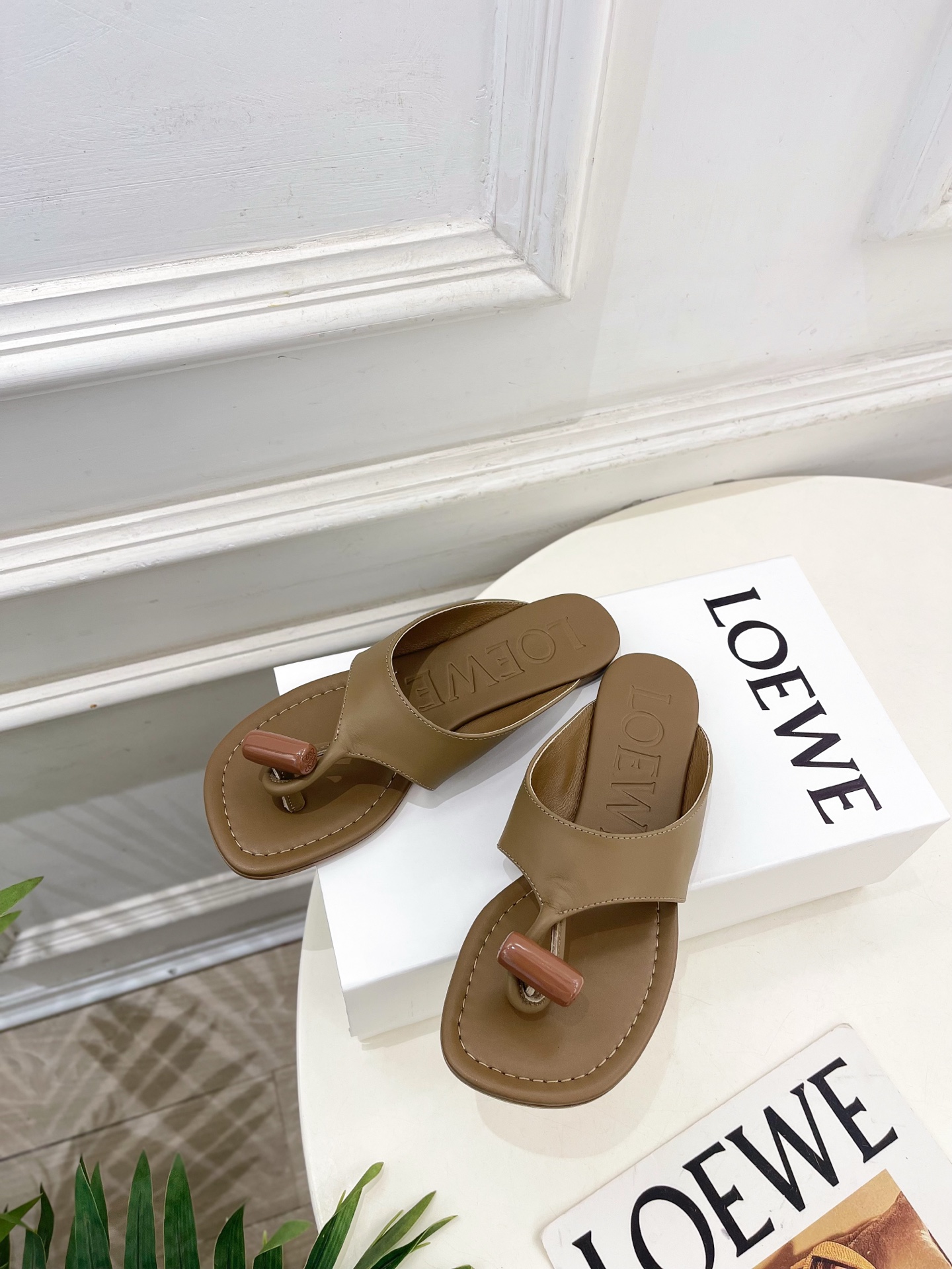 LOEWE 罗意威 2026春夏新品  Toggle 夹脚平底拖鞋—————————LOEWE作为这两年