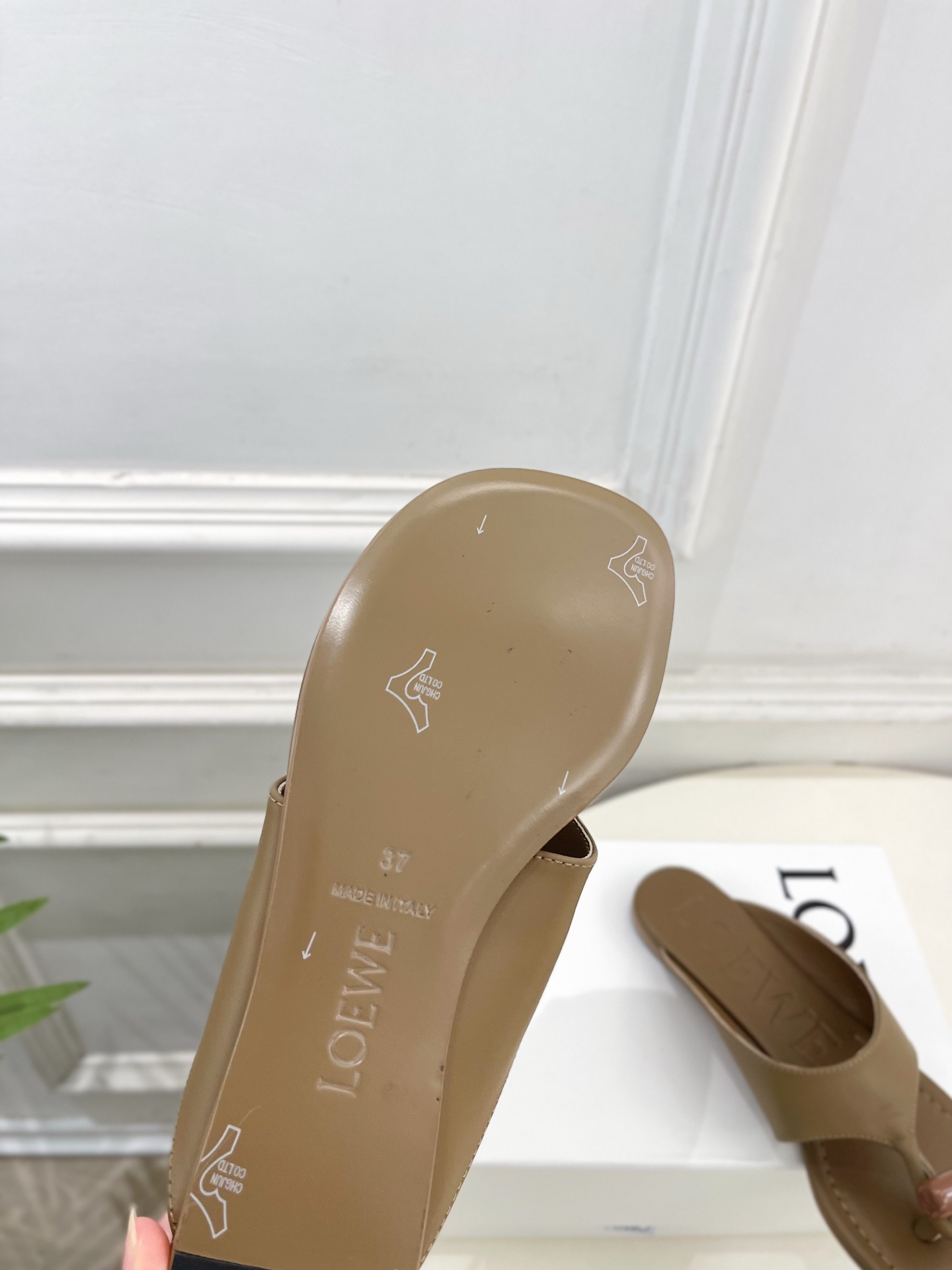 LOEWE 罗意威 2026春夏新品  Toggle 夹脚平底拖鞋—————————LOEWE作为这两年