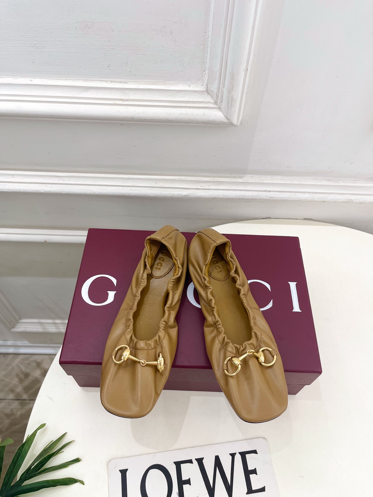 NO:816200,Gucci | Gucci 26 G’s main series is finally released, and the products are worth looking forward to!  Original classic, create new design, 2026 spring and summer new product, classic horsebit grandma ballet shoes, purchasing agent level!  Full of high-end feel!  A favorite among bloggers at home and abroad, it is retro and fashionable, easy to wear and looks great on your feet!  BS official website mainly recommends, new colors are constantly updated ━━━━━ t ━━━━━ Upper highly customized imported lambskin lining: imported sheepskin lining outsole original molded TPU non-slip outsole high flat heel shoe size: 35-39 (40.41. can be customized)  No. 5045, ballet shoes, gucci, gucci, gucci, sheepskin19860909Gucci | 古驰 26  G家 主打系列终于面世,狠货值得期待！原有的经典 创造新设计 2026春夏新品 经典马衔扣奶奶鞋芭蕾舞鞋 代购级别！高级感十足！国内外博主刷爆的一款,复古又时髦 穿搭简便 上脚美炸了！BS官网主推,新色持续更新 ━━━━━ t ━━━━━ 鞋面高定制进口小羊皮  内里: 进口羊皮里 大底原版开模TPU防滑大底 跟高平底 鞋码: 35-39（40.41.可定制）  编号5045,芭蕾舞鞋,gucci,gucci,gucci,sheepskin,Women's Shoes
