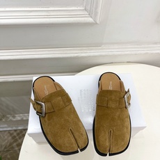 Maison Margiela· 马吉拉26𝐬𝐬 2026春夏新品MM6 金属皮带扣分趾半拖勃肯鞋——— Maison Margiela· 马吉拉26𝐬𝐬 2026春夏新品MM6 金属皮带扣分趾半拖勃肯鞋———