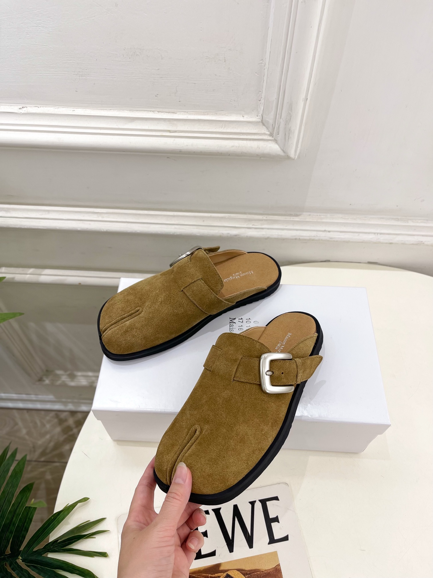 Maison Margiela· 马吉拉26𝐬𝐬 2026春夏新品MM6 金属皮带扣分趾半拖勃肯鞋——— Maison Margiela· 马吉拉26𝐬𝐬 2026春夏新品MM6 金属皮带扣分趾半拖勃肯鞋———
