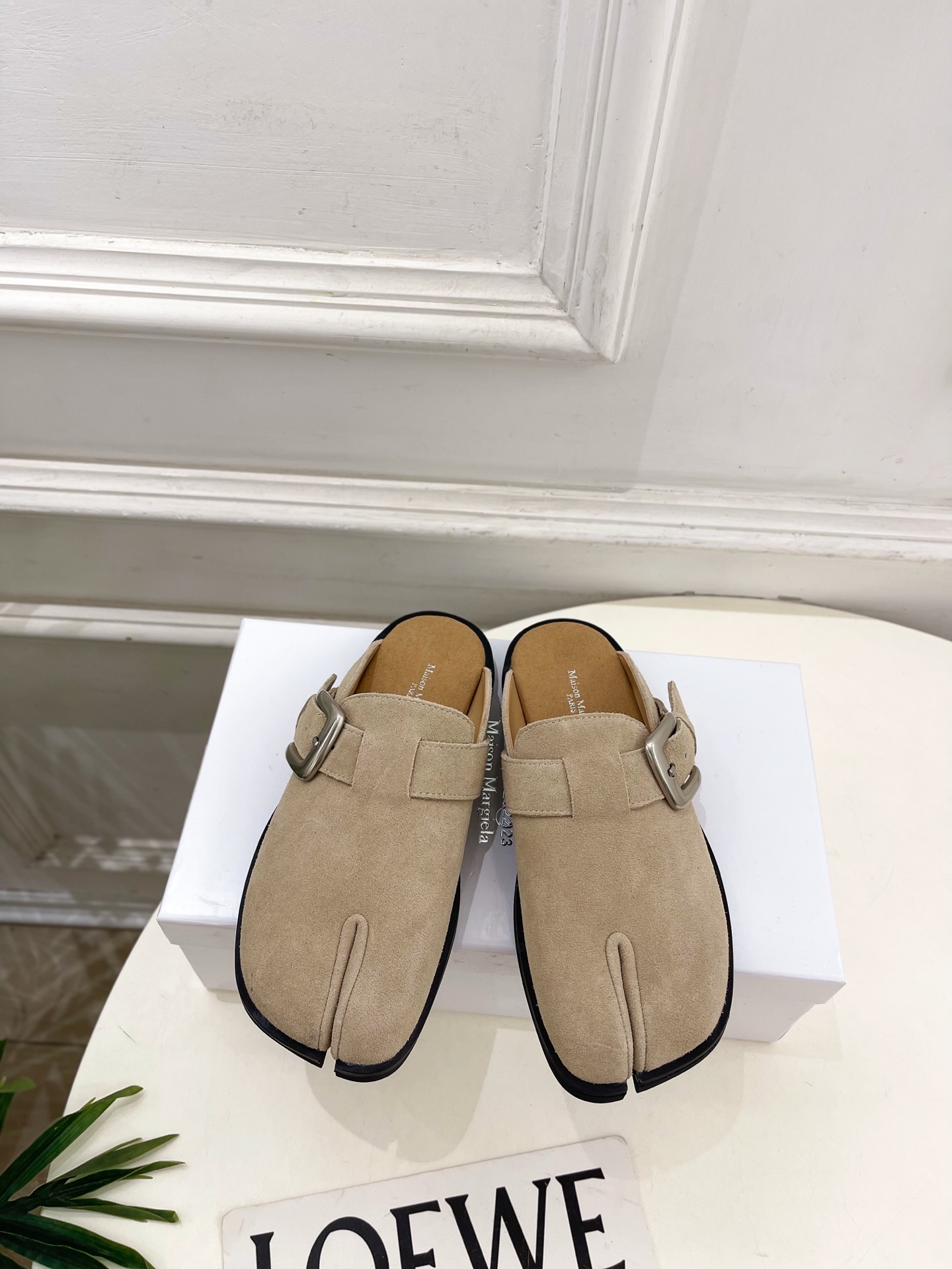 NO:816190,Maison Margiela · Margiela 26 2026 spring and summer new product MM6 metal belt buckle split-toe half-drag Birkenstock shoes ———————— MM6 is the most popular genius designer brand in the past two years. Its simple design and luxurious texture will make you fall in love. If you don’t want to hit the streets, you can check out this brand. It is relatively niche but is so easy to match. You can see this brand everywhere on Instagram and Xiaohongshu!  BS original one-to-one customization, original custom-made cowhide upper, imported cowhide lining, original open-molded anti-slip outsole, high flat sole, code number 35-39 (40. can be customized), number 5045, half drag, masion margiela, masion margiela, cowhide19860909Maison Margiela· 马吉拉26 2026春夏新品MM6 金属皮带扣分趾半拖勃肯鞋———————— MM6作为这两年最受欢迎的鬼才设计师品牌,设计简单、奢华的质感让你爱不释手 不想满大街撞款的可以看看这个品牌,比较小众却又是那么好搭配,ins、小红书随处可见这个品牌的身影 ！BS原版一比一定制 鞋面原版特定制牛猄 内里进口牛皮里 大底原版开模防滑大底 跟高平底 码数35-39（40.可定做）   编号5045,半拖,masion margiela,masion margiela,cowhide,Women's Shoes