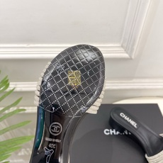 𝐂𝐇𝐀𝐍𝐄𝐋 | 小香 26𝐬𝐬 🦋2026 春夏新品 专柜经典走秀款 小香双C水钻带粗跟拖鞋 系 𝐂𝐇𝐀𝐍𝐄𝐋 | 小香 26𝐬𝐬 🦋2026 春夏新品 专柜经典走秀款 小香双C水钻带粗跟拖鞋 系