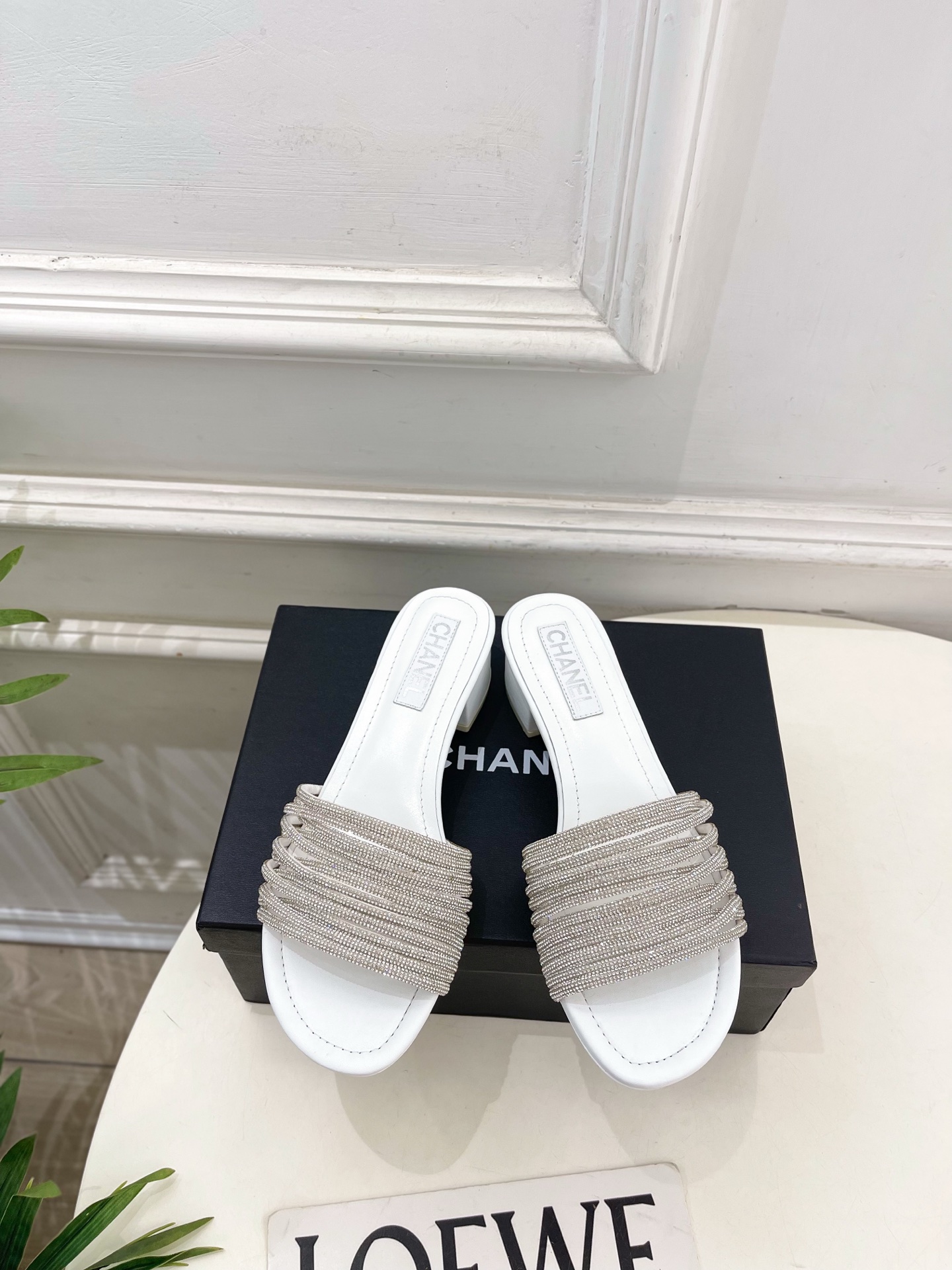NO:816185,| Xiaoxiang 26 2026 spring and summer new products, classic catwalk models in the counter, Xiaoxiang double C rhinestone strap thick heel slippers are new in the series. The absolute gem in the BS fashion circle. The matching will interpret the meticulous, minimalist and classic elements that will never fade away. It will show a unique dressing style that is too beautiful to say. A must-have item for summer... ━━━━━ t ━━━━━  Original high-customized material for upper, imported silk sheepskin lining for outsole, original imported genuine leather outsole, heel height 4cm, shoe size: 35-39 (40.41 customized, non-refundable) No. 2605013, slippers, slippers, sheepskin, Leather soles19860909| 小香 26 2026 春夏新品 专柜经典走秀款 小香双C水钻带粗跟拖鞋 系列上新 BS时尚圈的绝绝子 搭配将演绎着细致 极简 永不褪去的经典元素 展现与众不同的穿搭风格美到无话可说 夏季必入款…… ━━━━━ t ━━━━━ 鞋面原版高定制材料 内里进口丝绸羊皮里  大底原版进口真皮大底 跟高4cm 鞋码: 35-39（40.41定制不退换） 编号2605013,拖鞋,slippers,sheepskin,Leather soles,Women's Shoes