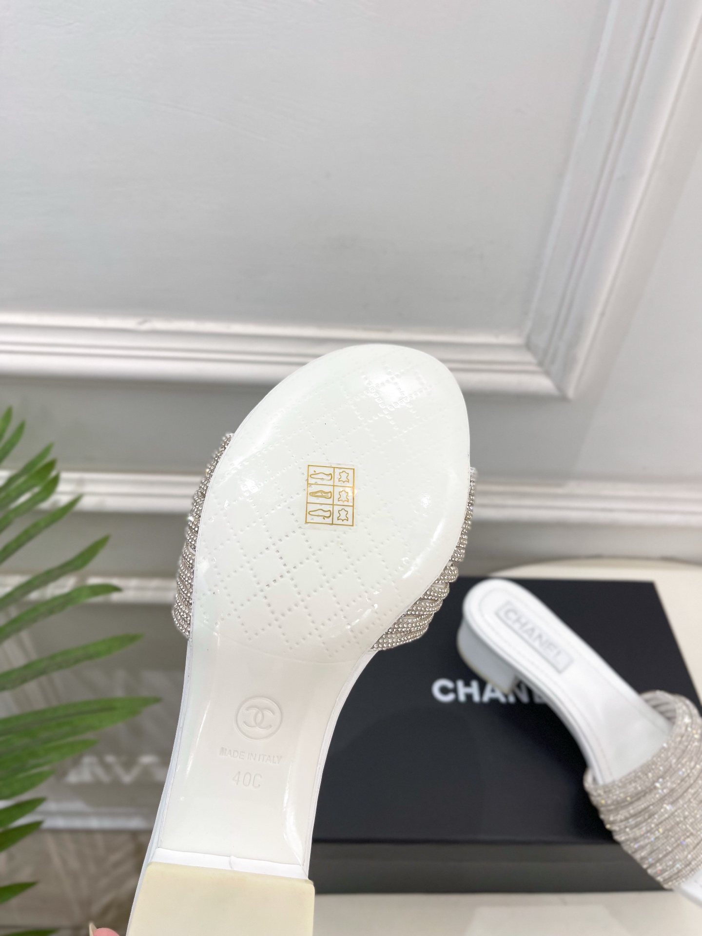 𝐂𝐇𝐀𝐍𝐄𝐋  | 小香  26𝐬𝐬 🦋2026 春夏新品  专柜经典走秀款 小香双C水钻带粗跟拖鞋 系