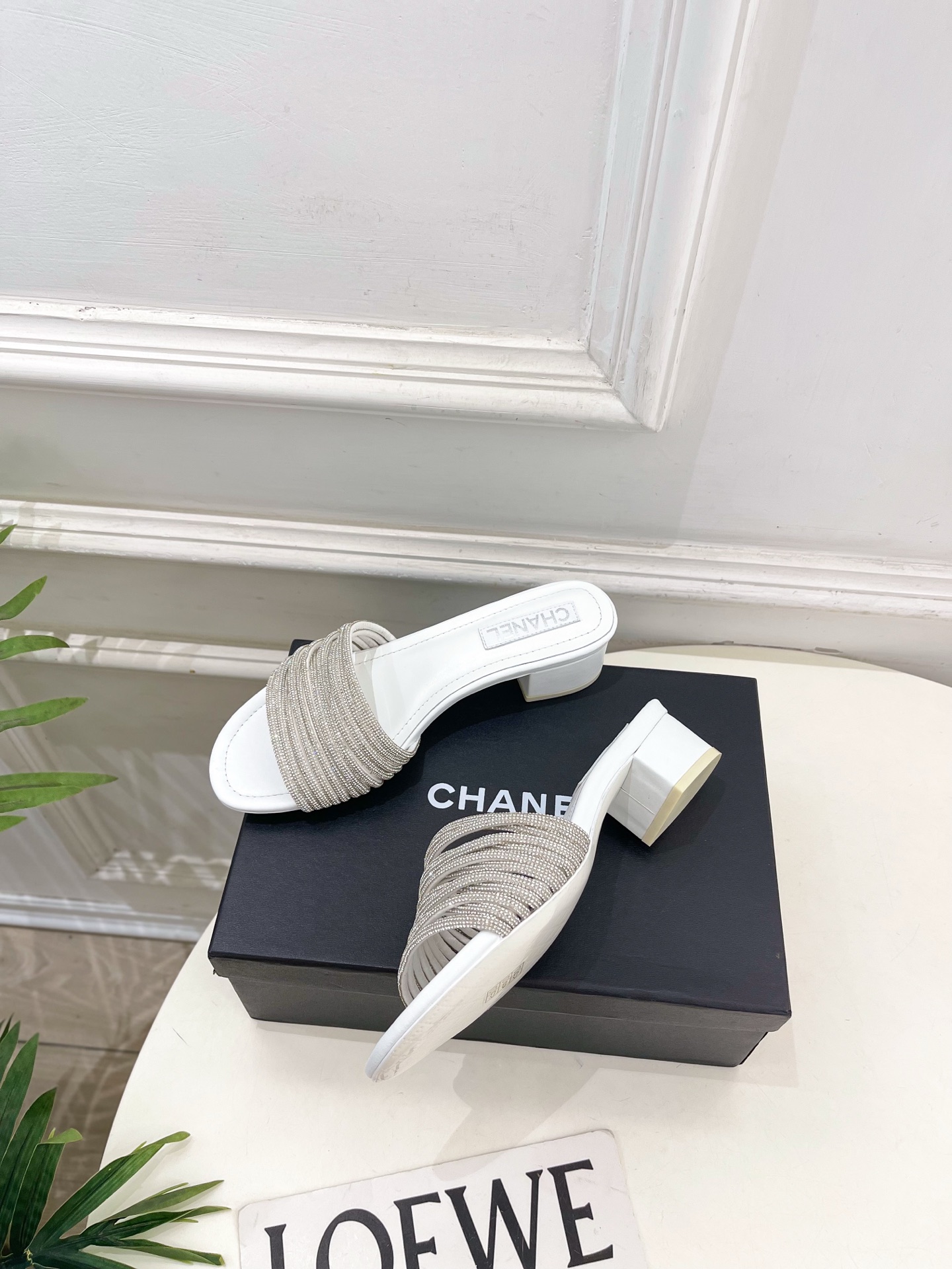𝐂𝐇𝐀𝐍𝐄𝐋  | 小香  26𝐬𝐬 🦋2026 春夏新品  专柜经典走秀款 小香双C水钻带粗跟拖鞋 系
