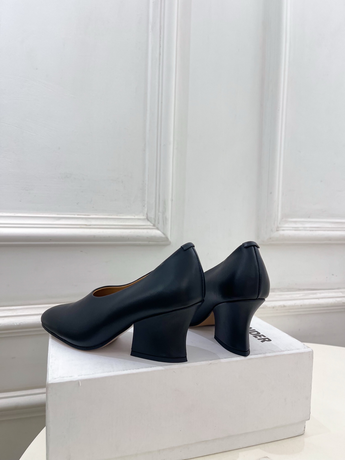 Jil Sander(吉尔·桑达）2026 春夏新品 JD极简复古粗跟深口单鞋————————JS作为这