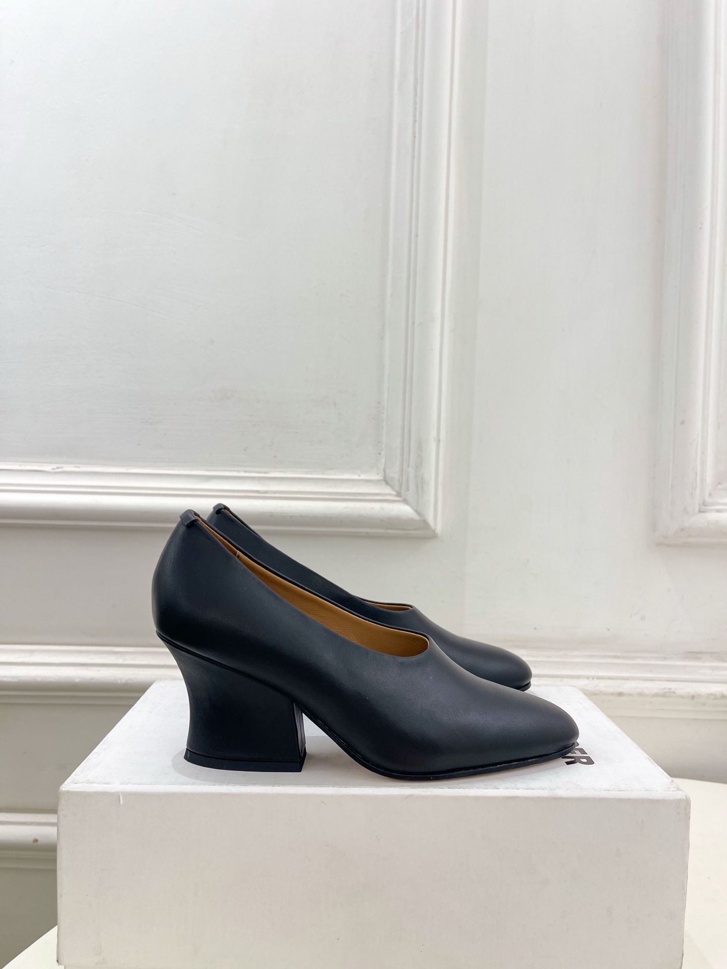 Jil Sander(吉尔·桑达）2026 春夏新品 JD极简复古粗跟深口单鞋————————JS作为这