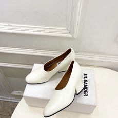Jil Sander(吉尔·桑达)2026 春夏新品 JD极简复古粗跟深口单鞋————————JS作为这 Jil Sander(吉尔·桑达)2026 春夏新品 JD极简复古粗跟深口单鞋————————JS作为这