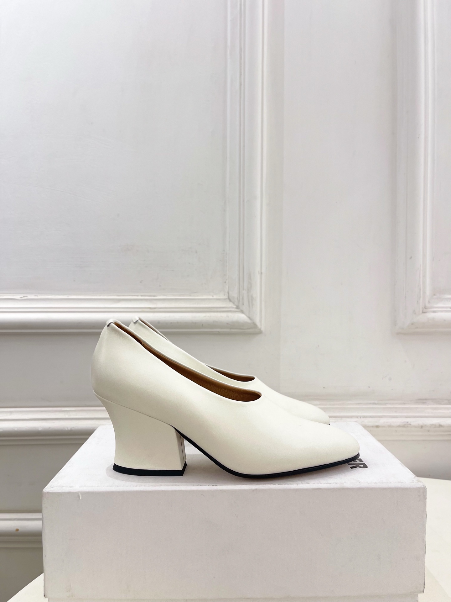 Jil Sander(吉尔·桑达)2026 春夏新品 JD极简复古粗跟深口单鞋————————JS作为这 Jil Sander(吉尔·桑达)2026 春夏新品 JD极简复古粗跟深口单鞋————————JS作为这