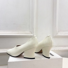 Jil Sander(吉尔·桑达)2026 春夏新品 JD极简复古粗跟深口单鞋————————JS作为这 Jil Sander(吉尔·桑达)2026 春夏新品 JD极简复古粗跟深口单鞋————————JS作为这