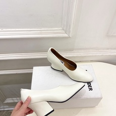 Jil Sander(吉尔·桑达)2026 春夏新品 JD极简复古粗跟深口单鞋————————JS作为这 Jil Sander(吉尔·桑达)2026 春夏新品 JD极简复古粗跟深口单鞋————————JS作为这