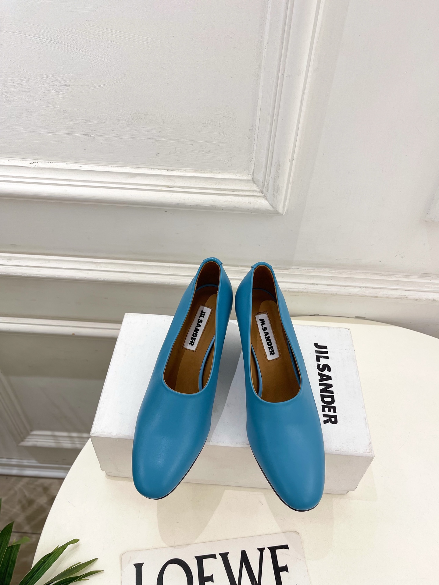 NO:816177,Jil Sander (Jil Sander) 2026 spring and summer new product JD minimalist retro thick heel deep mouth single shoes———————— JS, as the most popular designer brand in the past two years, has simple design, clever details, fresh and refined!  If you don’t want to hit the streets with random styles, you can check out this brand. It’s relatively niche but is so easy to match. You can see this brand everywhere on Instagram and Xiaohongshu!  BS original one-to-one customization, original custom-made calfskin upper, imported sheepskin lining, original imported genuine leather outsole, heel height 7cm, size 35~39 (34.40.41 custom-made, non-refundable) No. 2605037, high heels sandals, jil sander, sandals, high heels, cowhide, sheepskin, Leather soles19860909Jil Sander(吉尔·桑达）2026 春夏新品 JD极简复古粗跟深口单鞋———————— JS作为这两年最受欢迎的设计师品牌,设计简单、细节巧妙、清新脱俗！ 不想满大街撞款的可以看看这个品牌,比较小众却又是那么好搭配,ins、小红书随处可见这个品牌的身影 ！BS原版一比一定制 鞋面原版定制小牛皮 内里进口羊皮里 大底原版进口真皮大底 跟高7cm 码数35~39(34.40.41订做不退换）  编号2605037,高跟鞋凉鞋,jil sander,sandals,high heels,cowhide,sheepskin,Leather soles,Women's Shoes